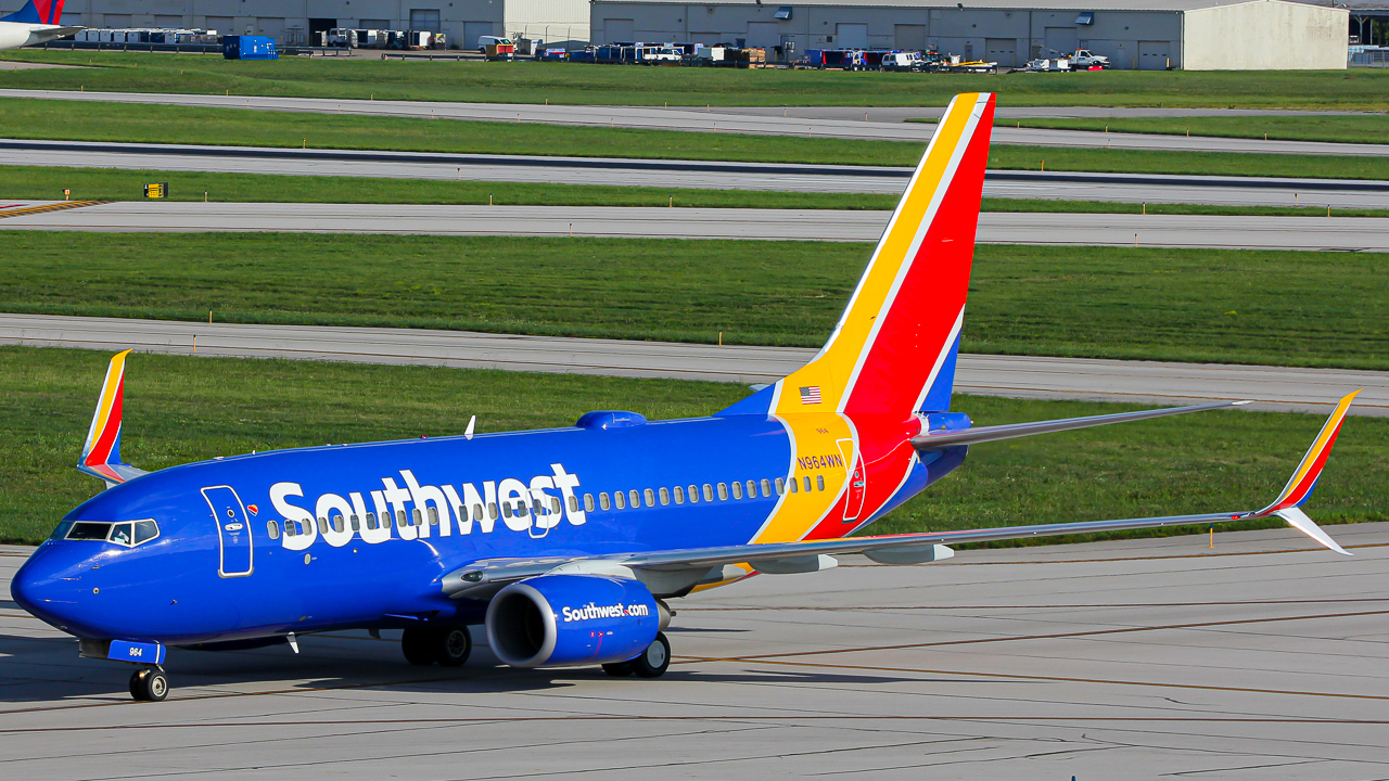 Full size: Southwest Airlines Boeing 737-700 N964WN at John Glenn Columbus International Airport