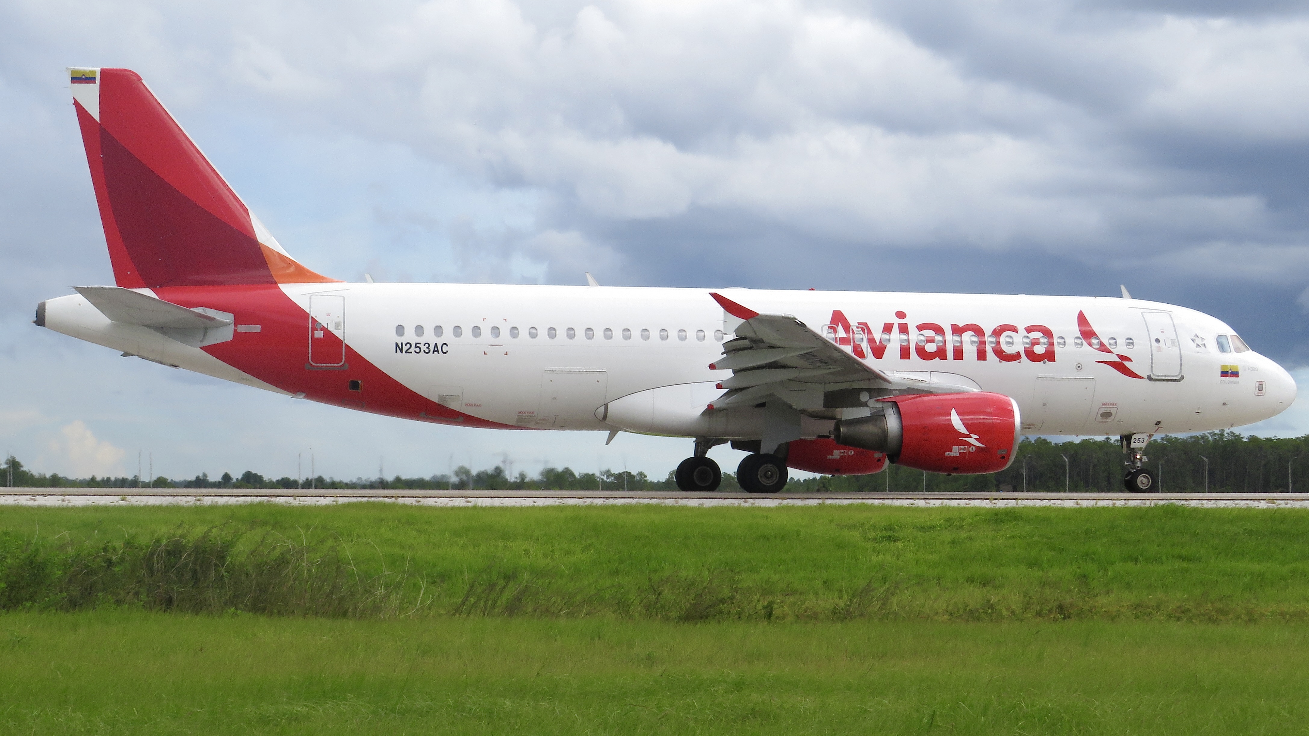 Full size: Avianca Airbus A320 N253AC at Orlando International Airport
