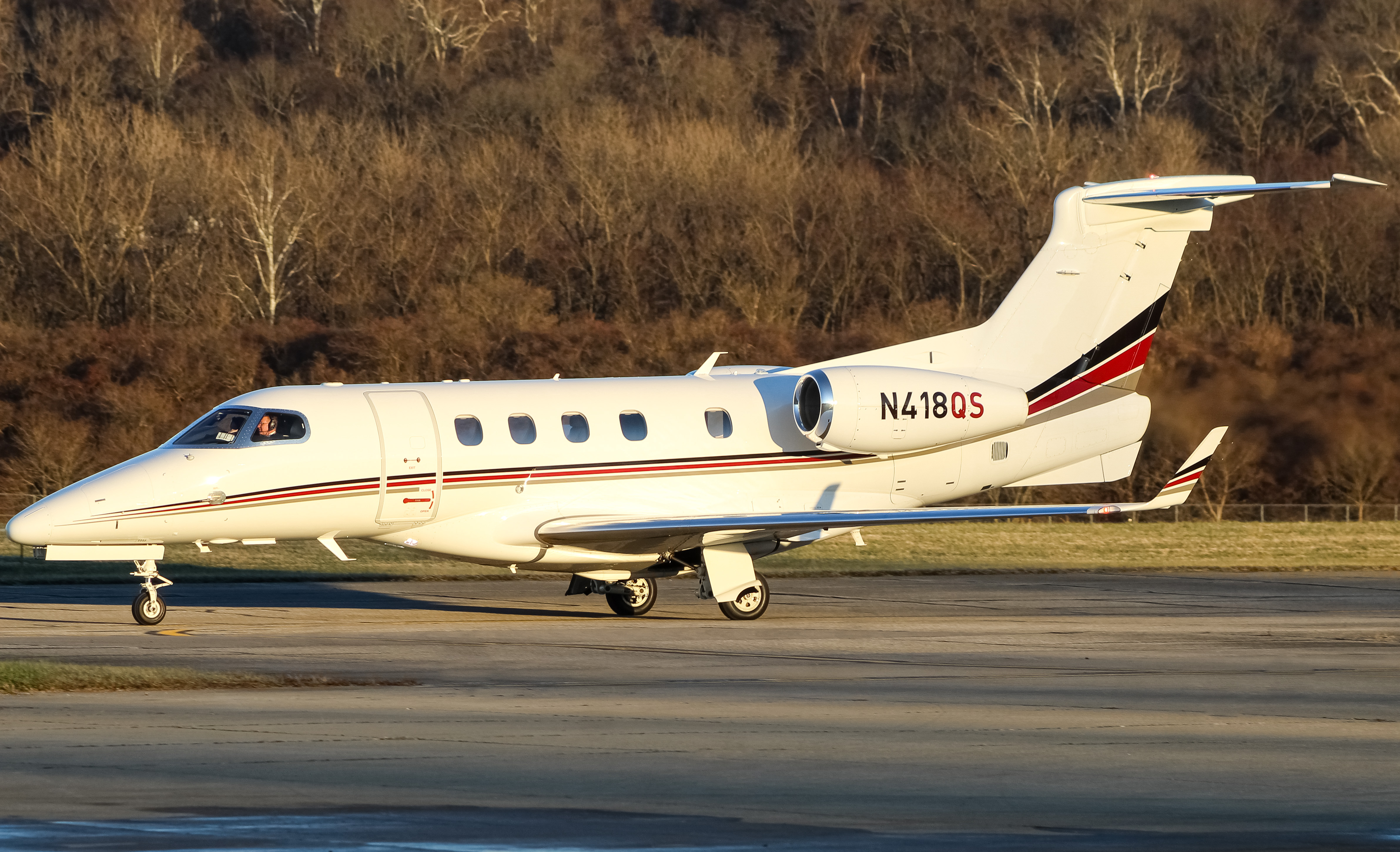 Full size: NetJets Embraer Phenom 300 N418QS at Cincinnati Municipal Airport/Lunken Field