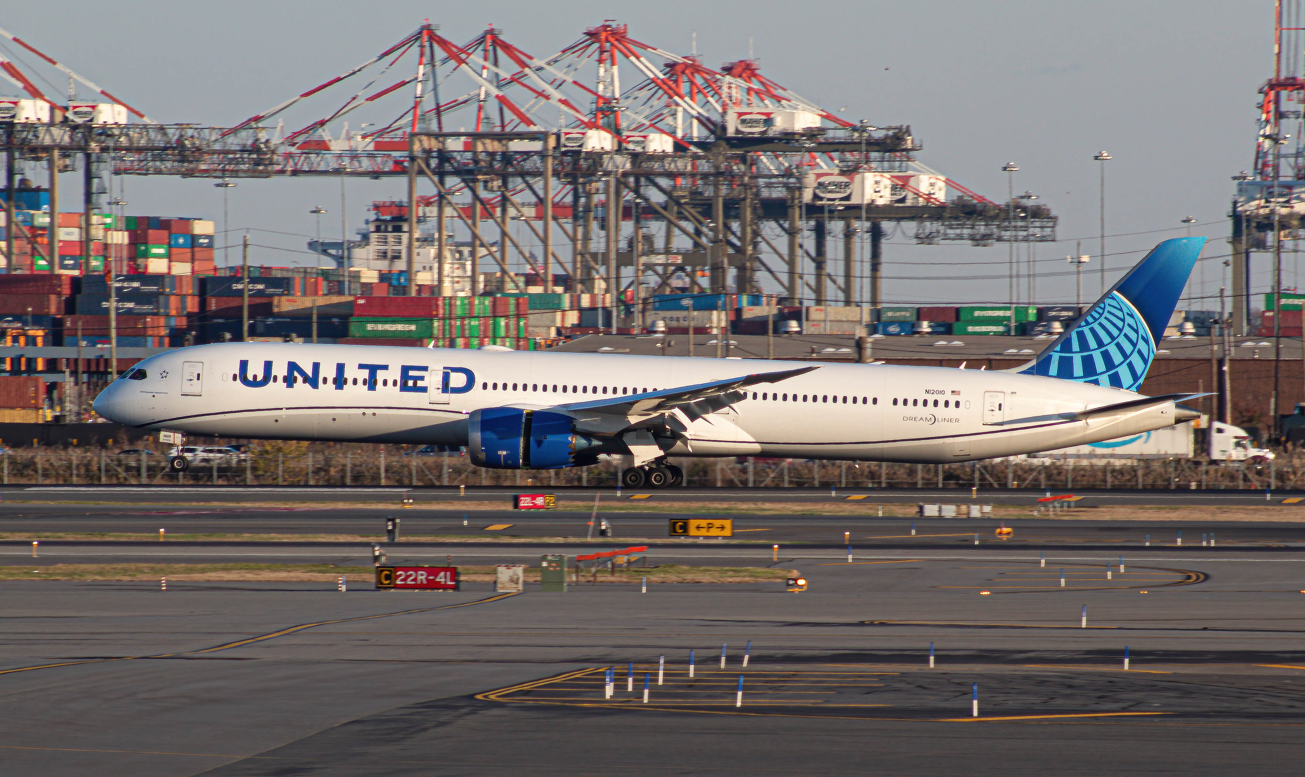Full size: United Airlines Boeing 787-10 N12010 at Newark Liberty International Airport