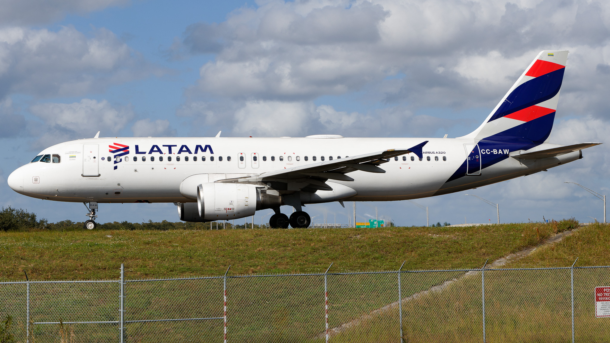 Full size: LATAM Airbus A320 CC-BAW at Orlando International Airport