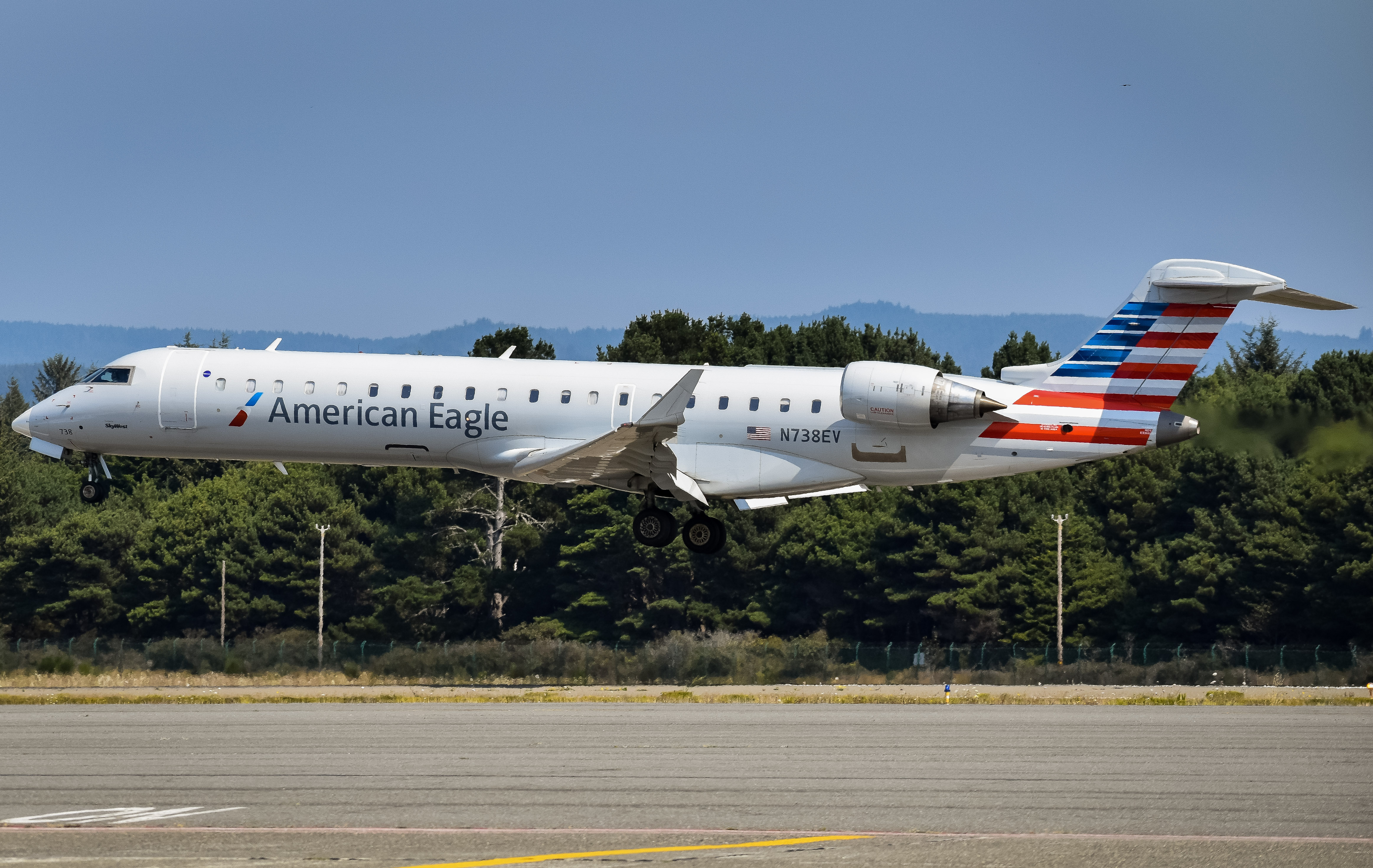 Full size: American Eagle Mitsubishi CRJ-700 N738EV at Arcata Eureka Airport