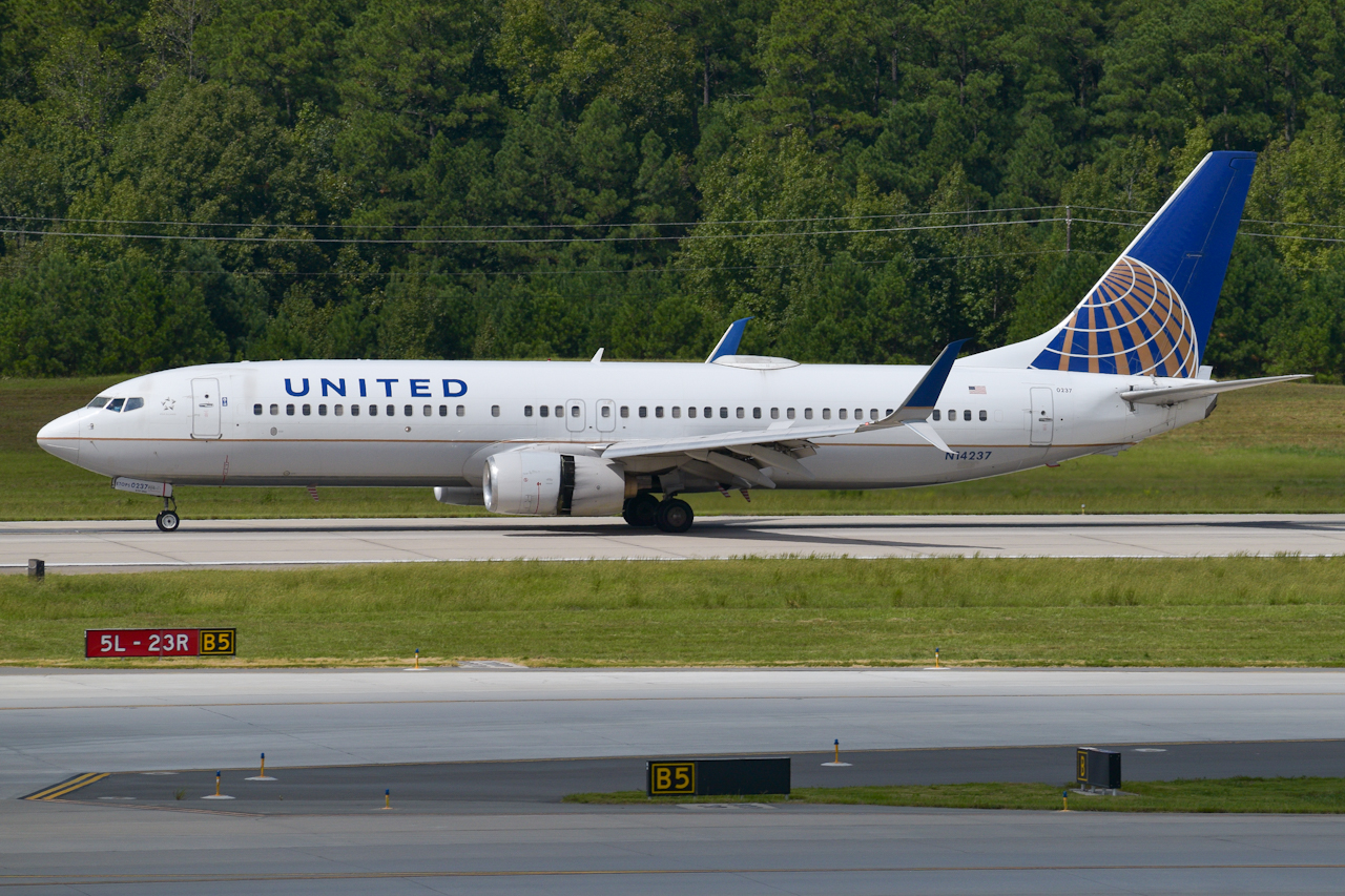 Full size: United Airlines Boeing 737-800 N14237 at Raleigh-Durham International Airport