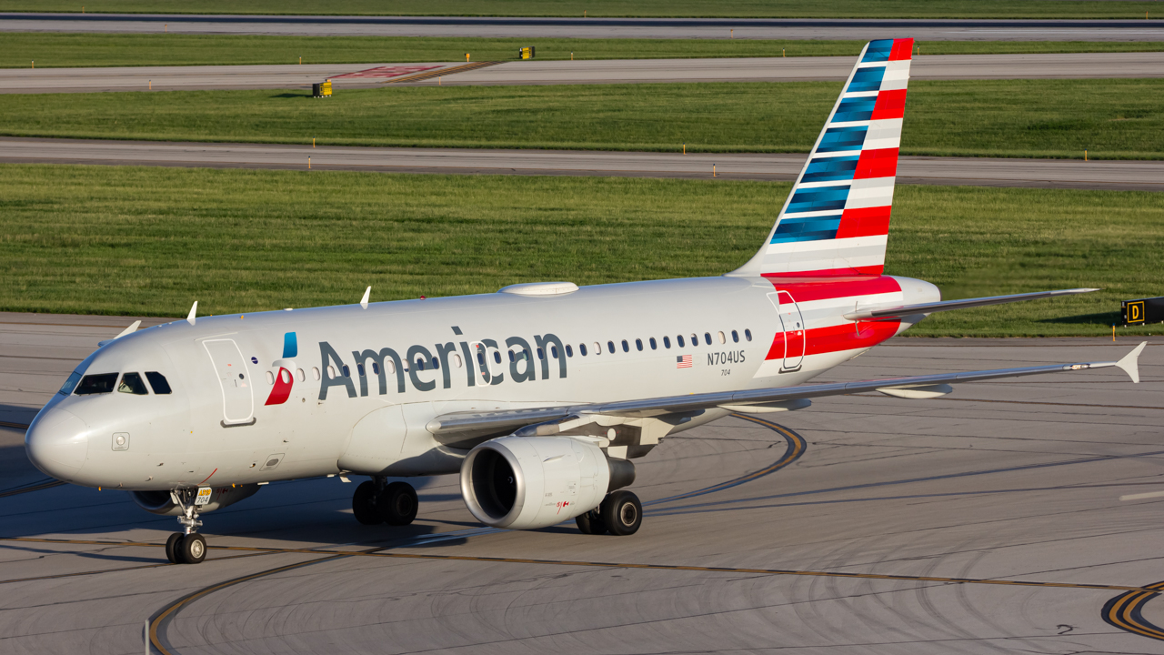 Full size: American Airlines Airbus A319 N704US at John Glenn Columbus International Airport