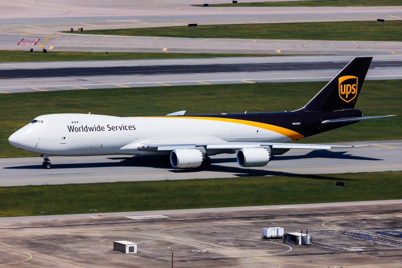 Full size: United Parcel Service Boeing 747-8F N623UP at Hong Kong International Airport