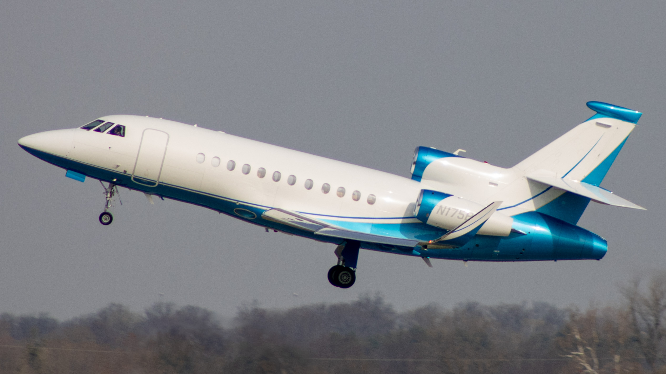 Full size: PRIVATE Dassault Falcon 900EX N175BC at Indianapolis International Airport