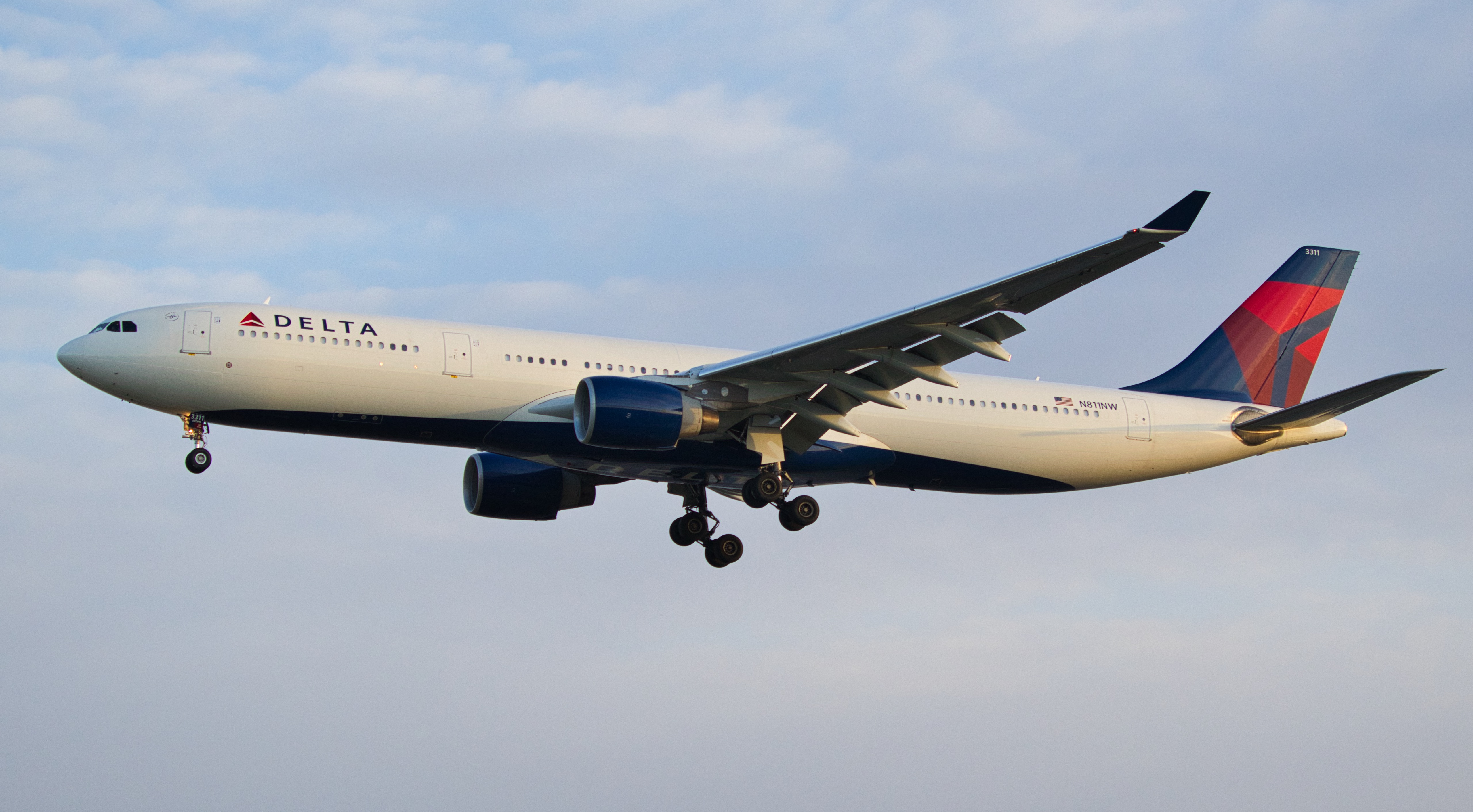 Full size: Delta Airlines Airbus A330-300 N811NW at London Heathrow International Airport