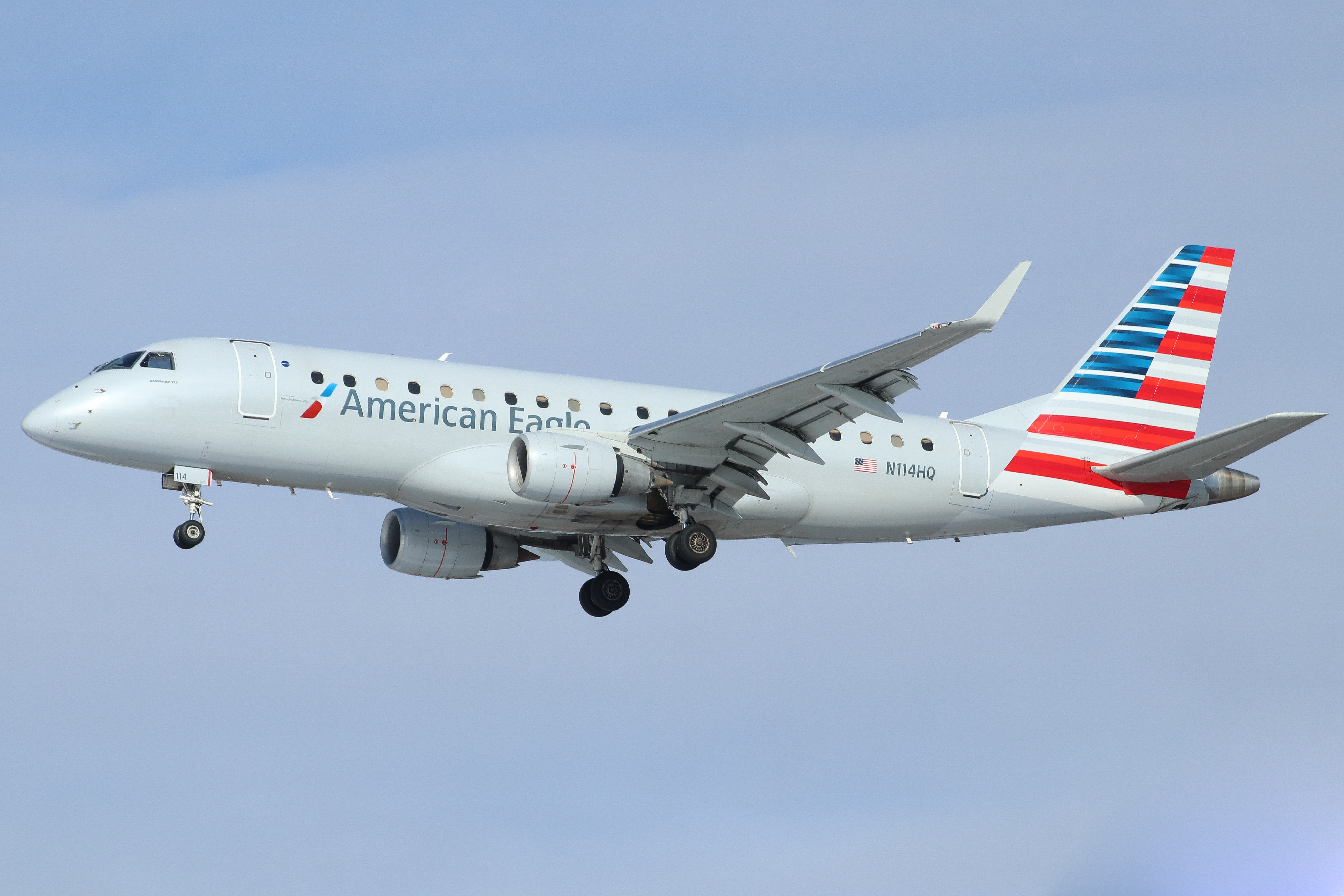 Full size: American Eagle Embraer E175 N114HQ at Philadelphia International Airport