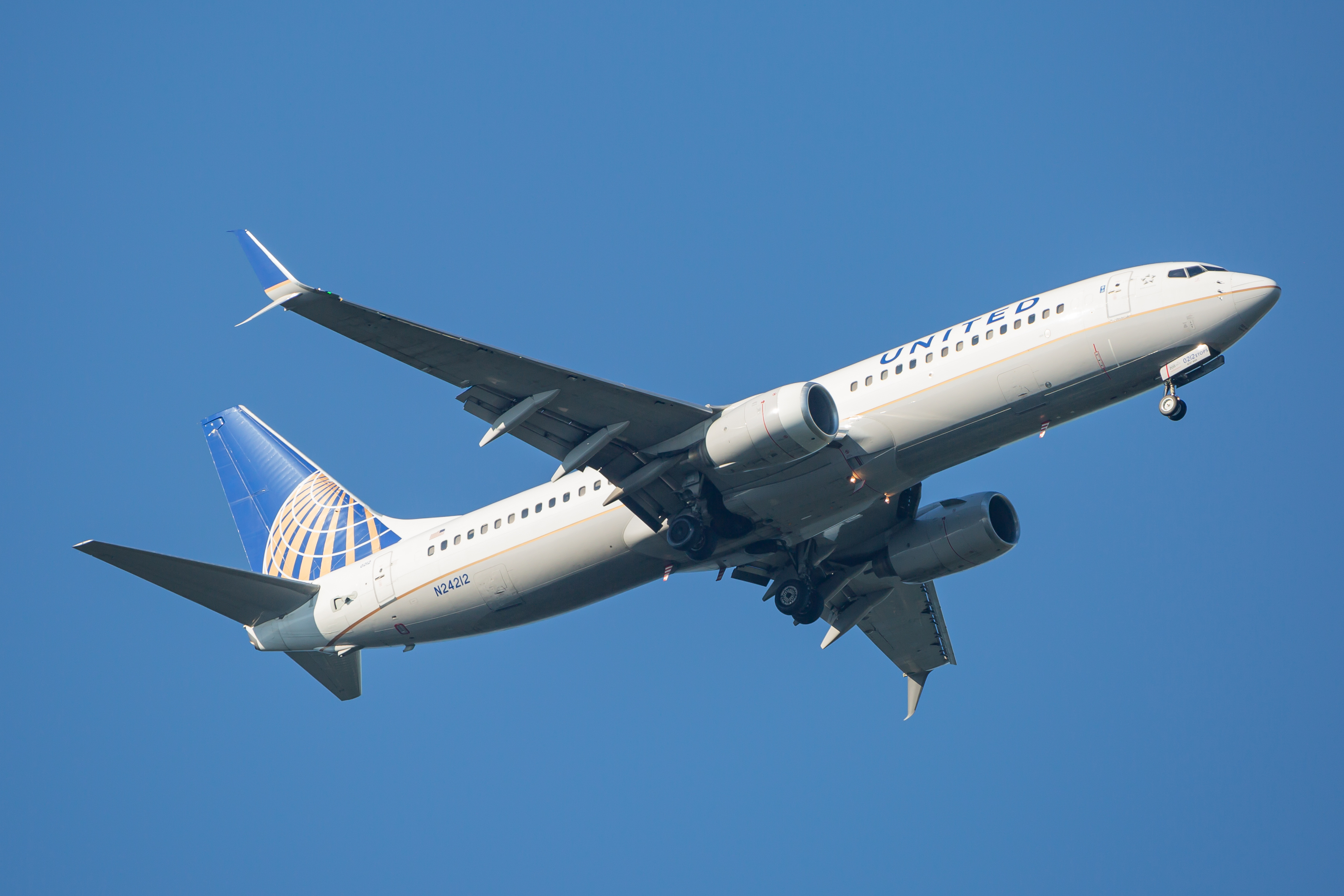 Full size: United Airlines Boeing 737-800 N24212 at Baltimore/Washington International Thurgood Marshall Airport
