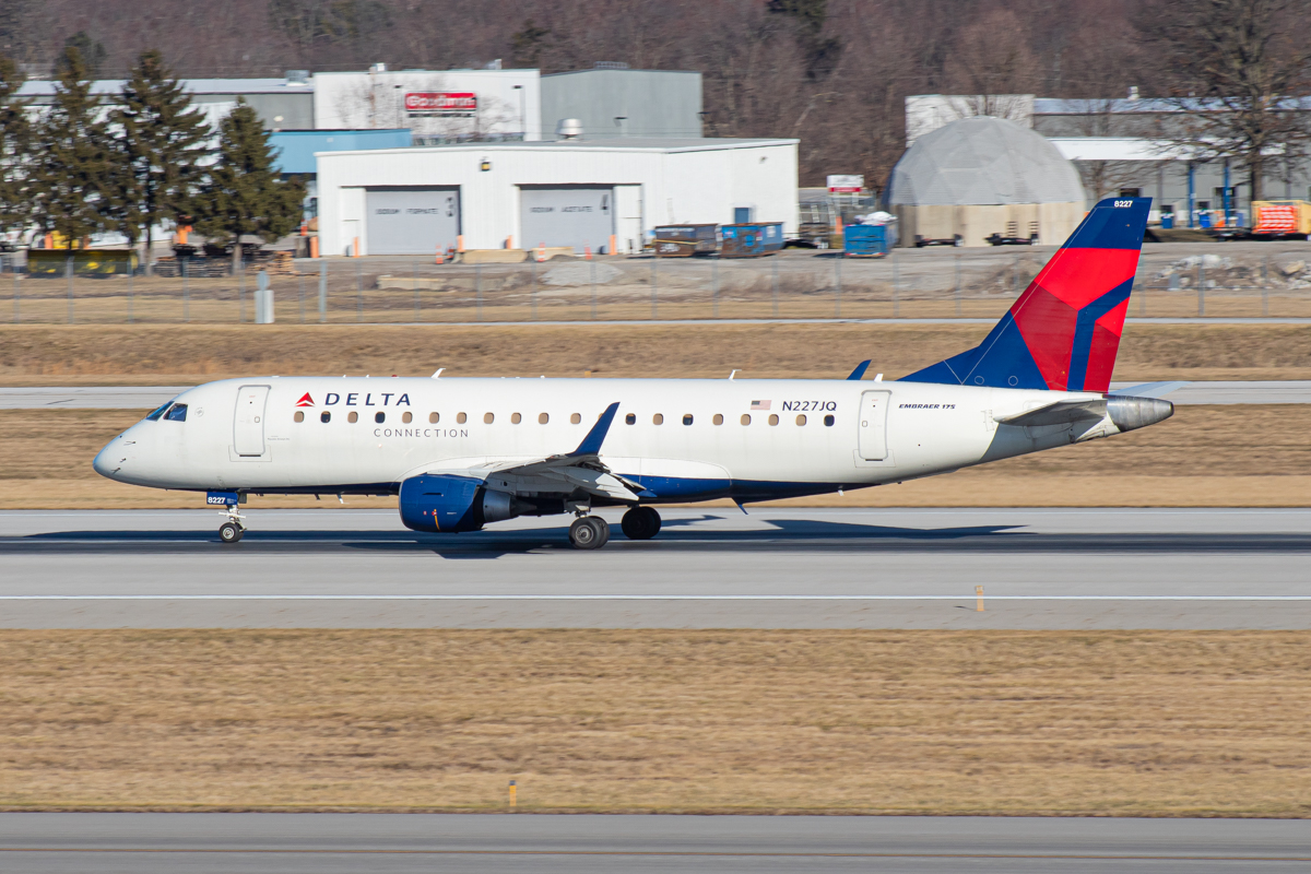 Full size: Delta Connection Embraer E175 N227JQ at John Glenn Columbus International Airport