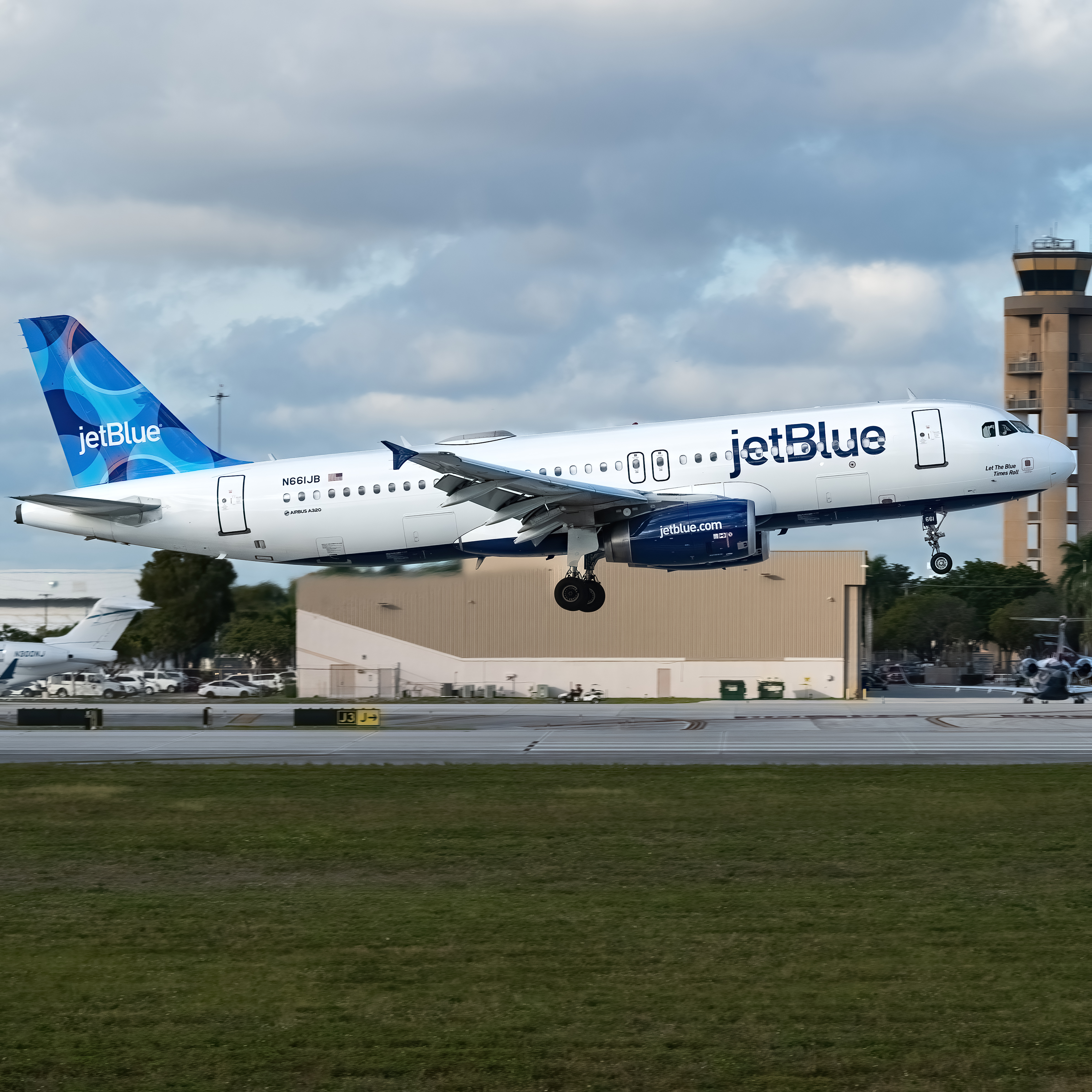 Full size: JetBlue Airways Airbus A320 N661JB at Fort Lauderdale/Hollywood International Airport