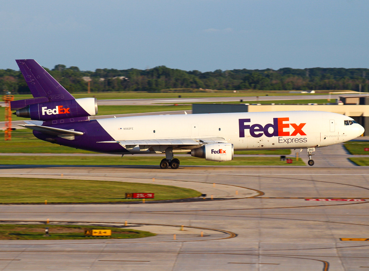 Full size: FedEx McDonnell Douglas DC-10F N562FE at General Mitchell International Airport