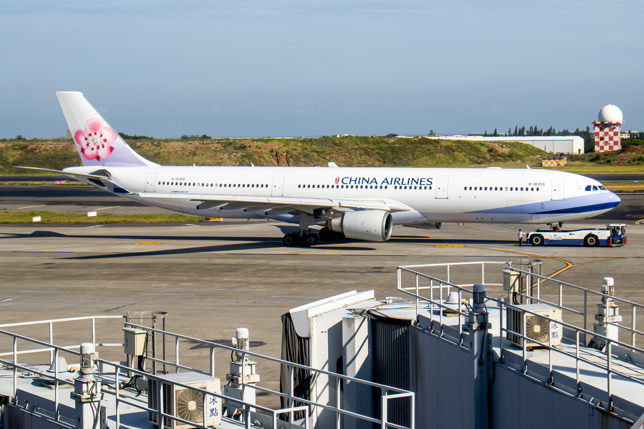 Full size: China Airlines Airbus A330-300 B-18359 at Taiwan Taoyuan International Airport