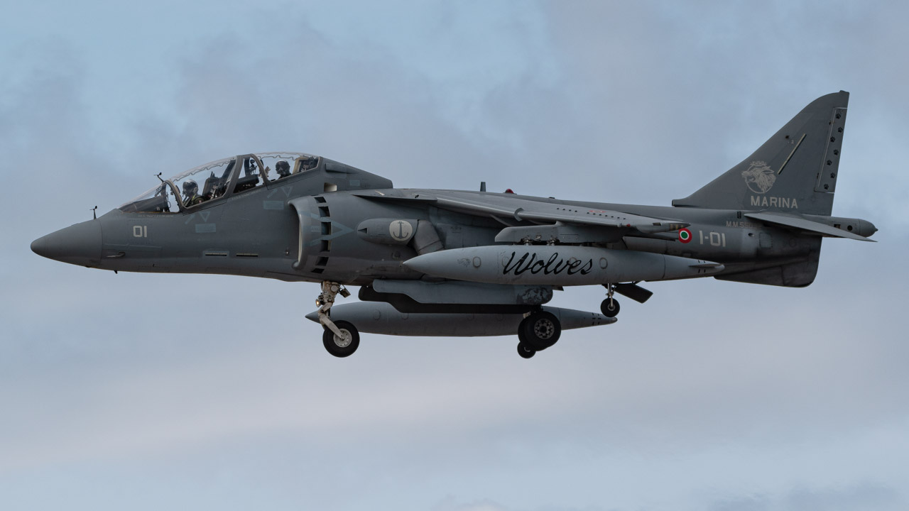 Full size: Italian Navy McDonnell Douglas TAV-8B+ Harrier ll GRUPAER MM7200 at Fairford Airport