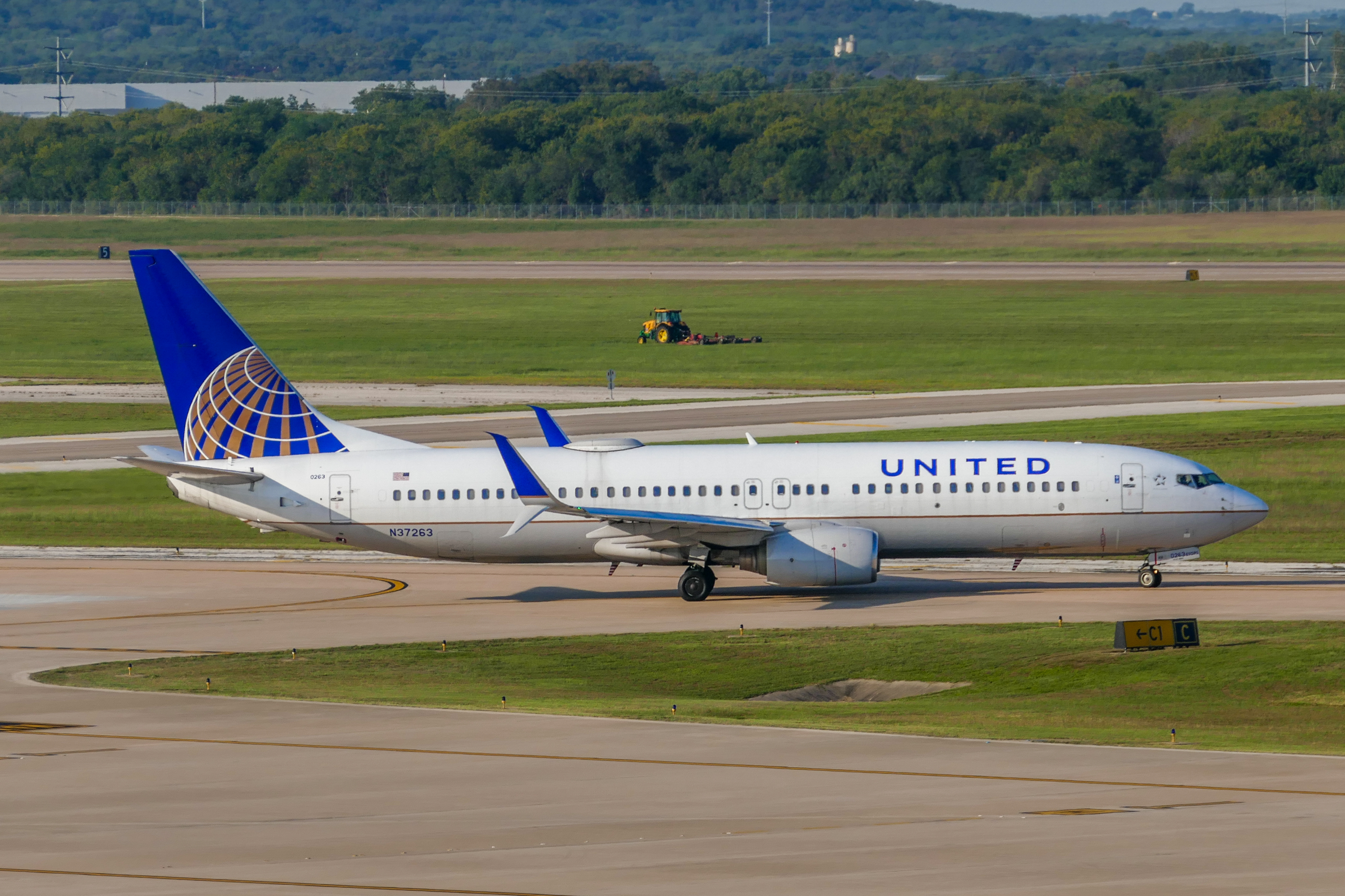 Full size: United Airlines Boeing 737-800 N37263 at Austin-Bergstrom International Airport