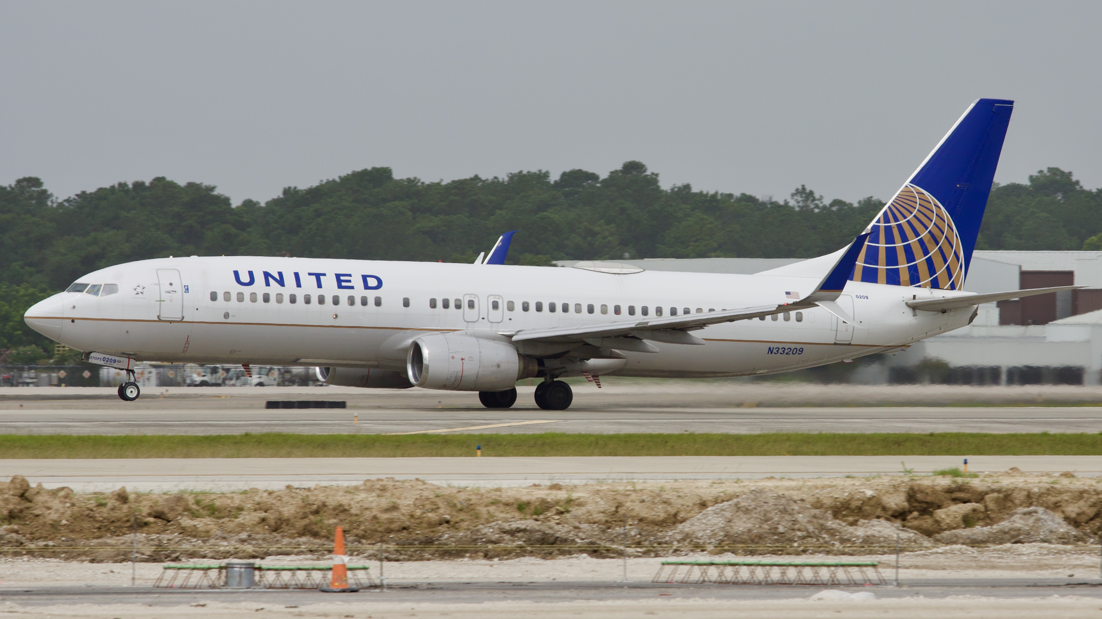 Full size: United Airlines Boeing 737-800 N33209 at Houston-George Bush Intercontinental Airport