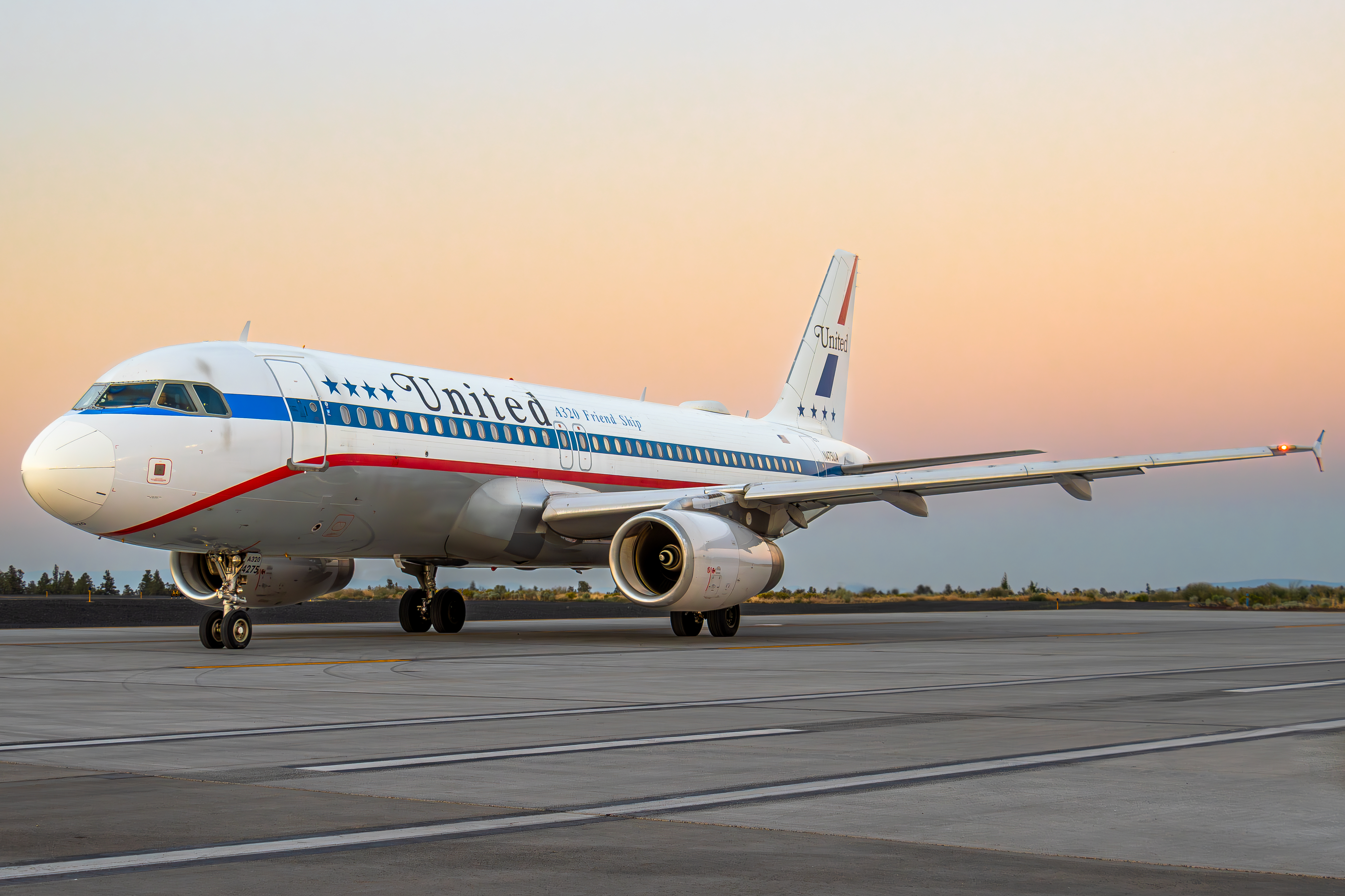 Full size: United Airlines Airbus A320 N475UA at Roberts Field Airport