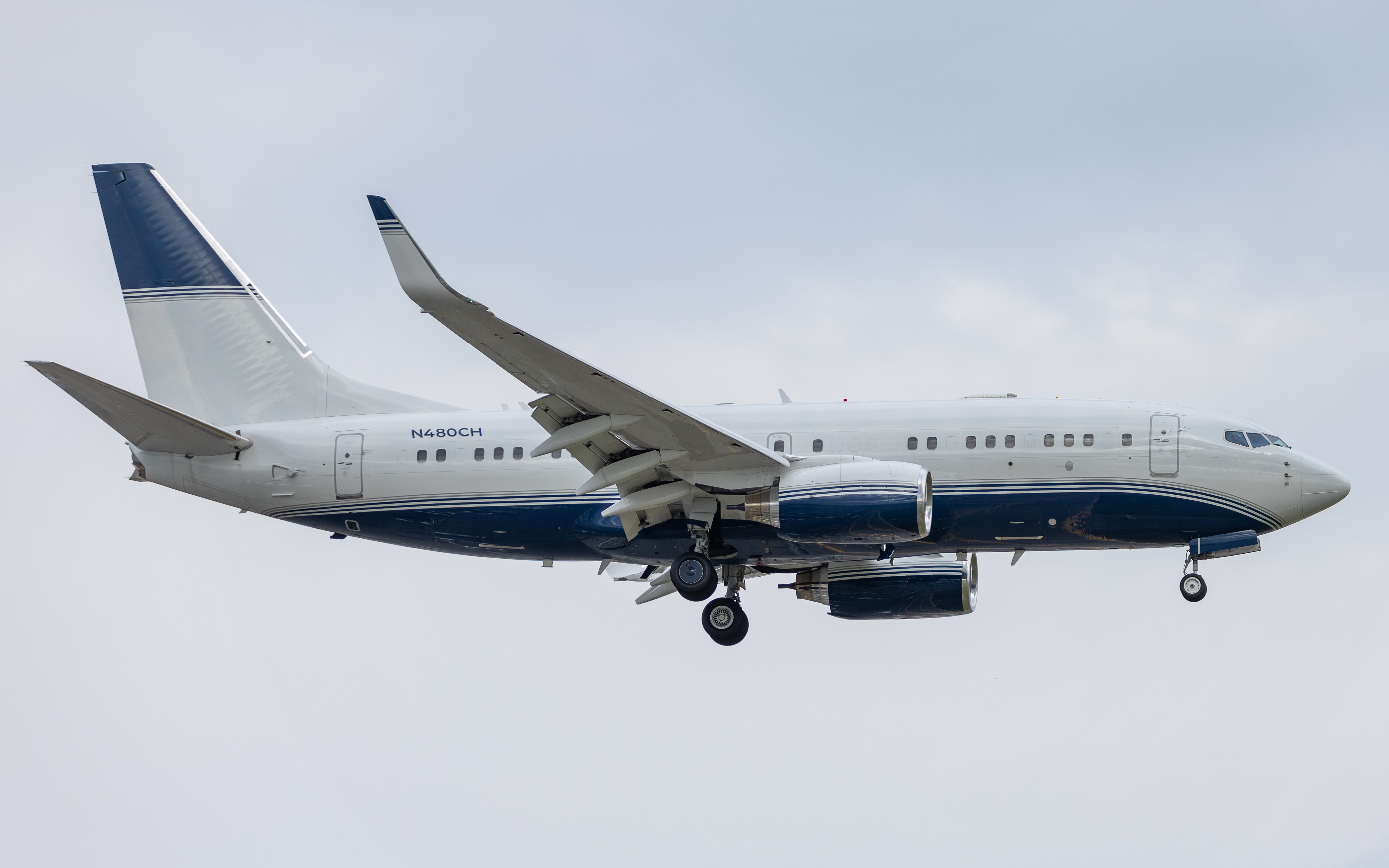 Full size: PRIVATE Boeing 737-700 N480CH at Newark Liberty International Airport