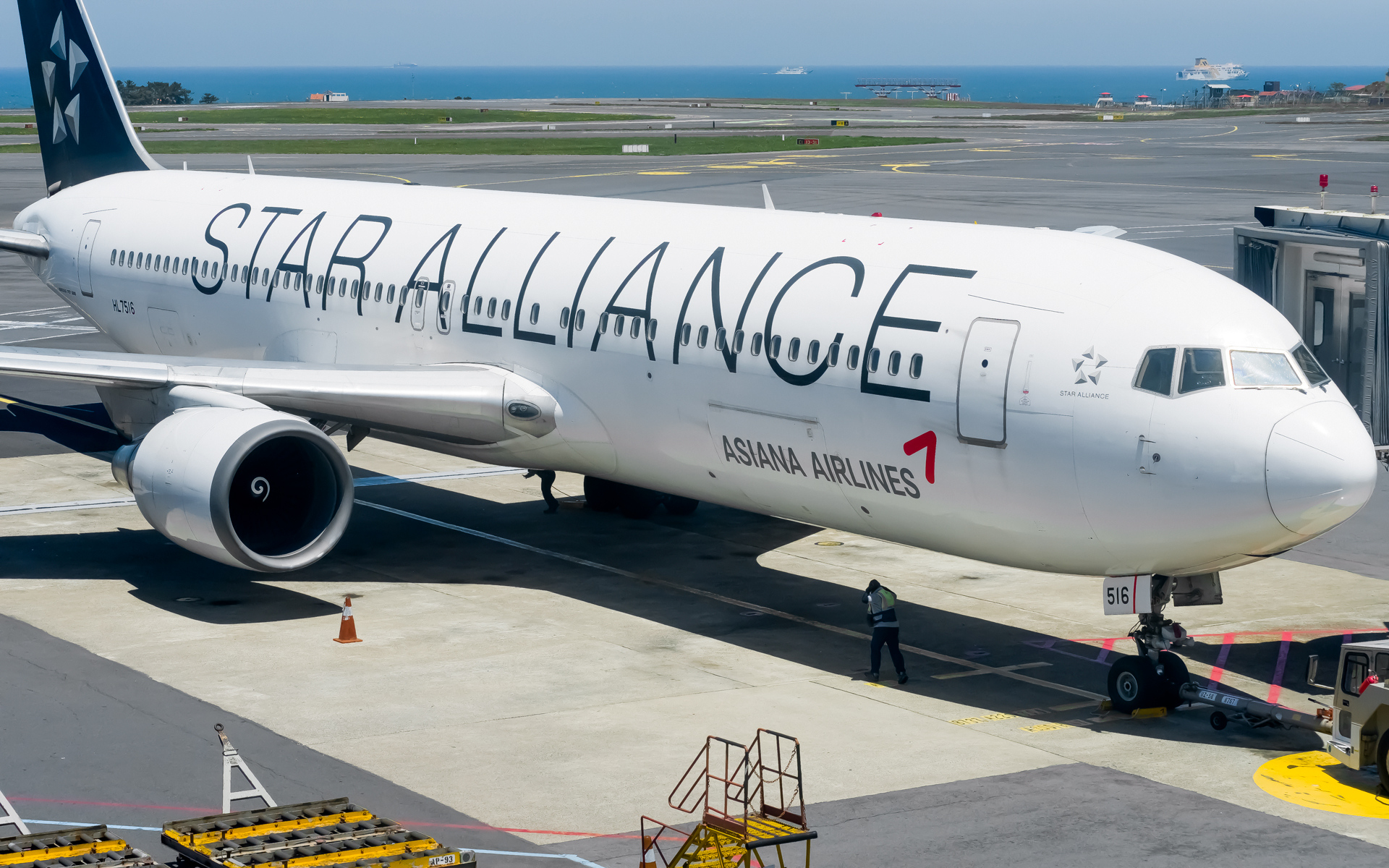Full size: Asiana Airlines Boeing 767-300 HL7516 at Jeju International Airport