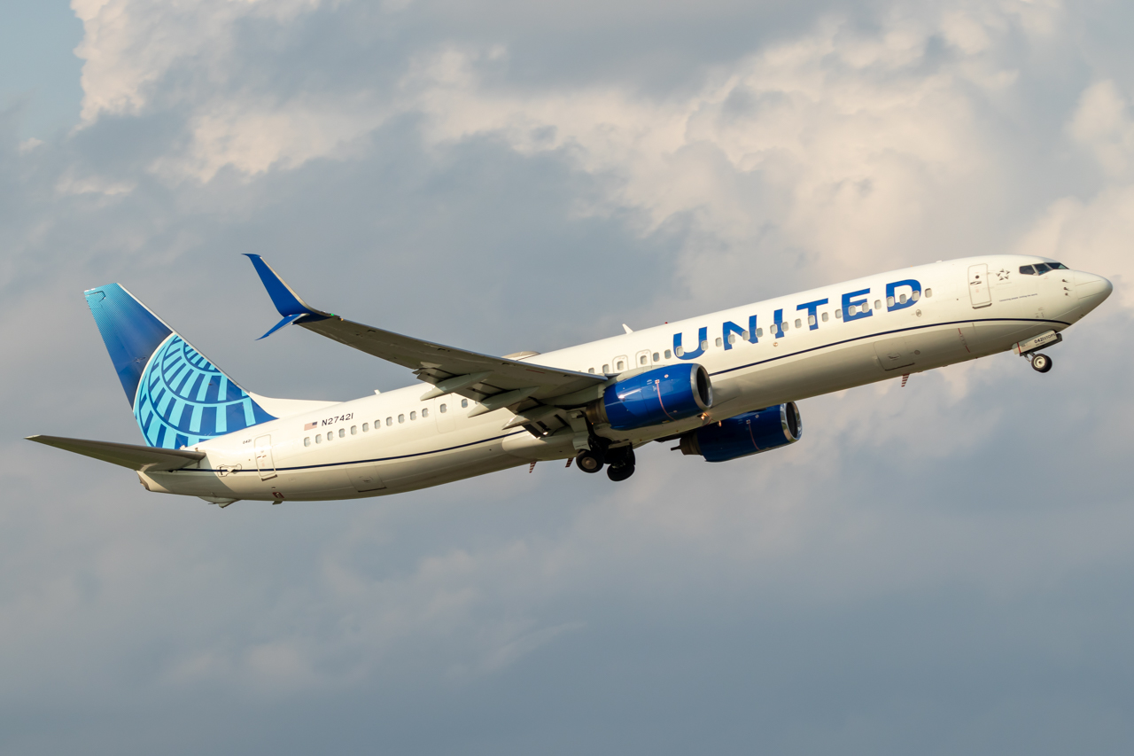 Full size: United Airlines Boeing 737-900ER N27241 at Baltimore/Washington International Thurgood Marshall Airport