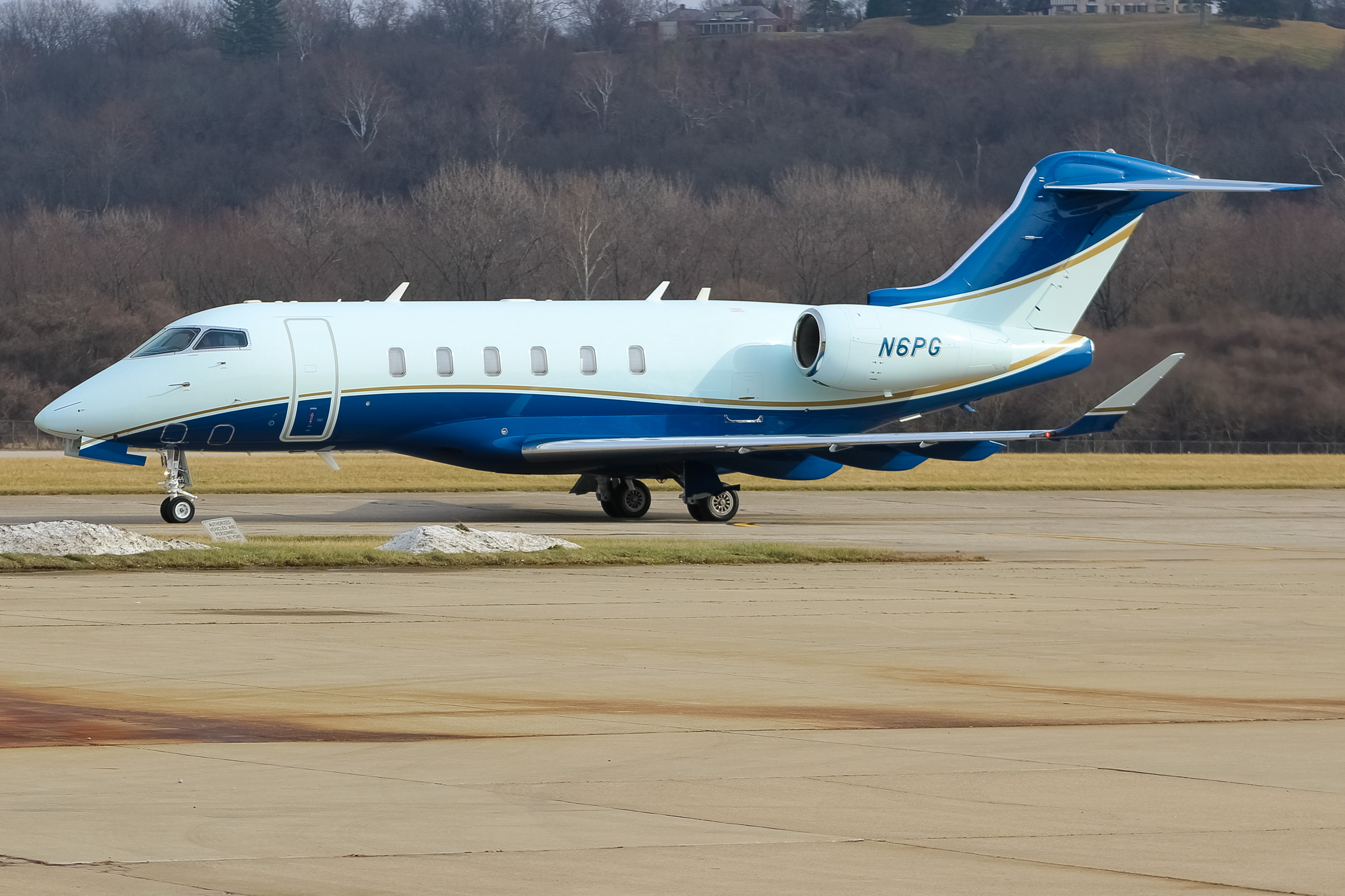 Full size: PRIVATE Bombardier Challenger 350 N6PG at Cincinnati Municipal Airport/Lunken Field