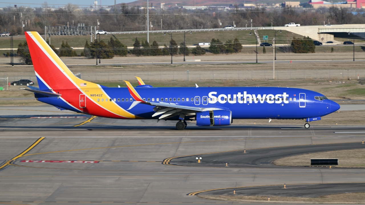 Full size: Southwest Airlines Boeing 737-800 N8542Z at Will Rogers World Airport