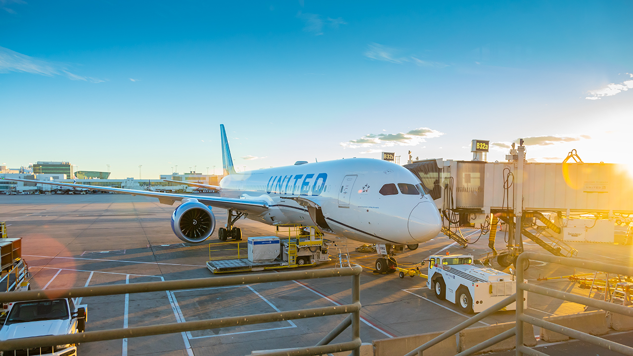 Full size: United Airlines Boeing 787-9 N25982 at Denver International Airport