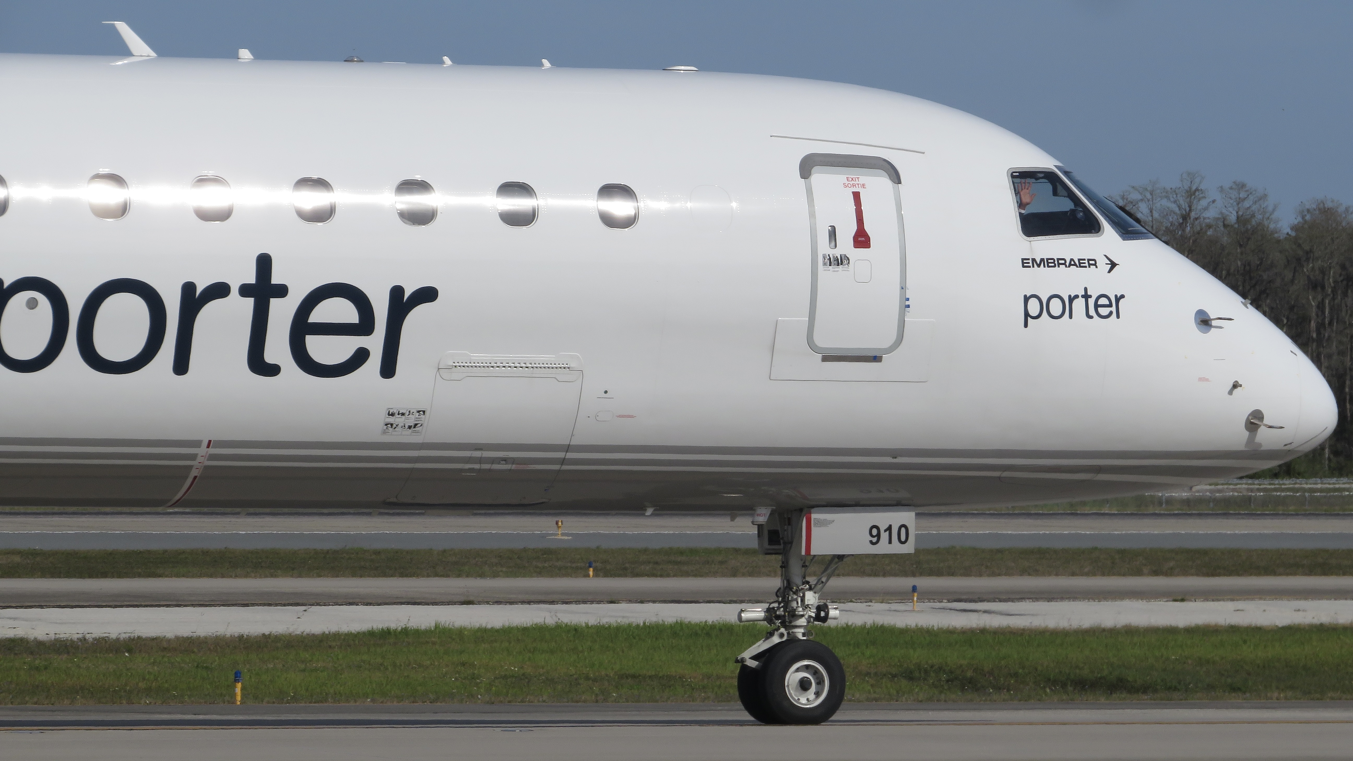 Full size: Porter Airlines Embraer 195-E2 C-GKQS at Orlando International Airport