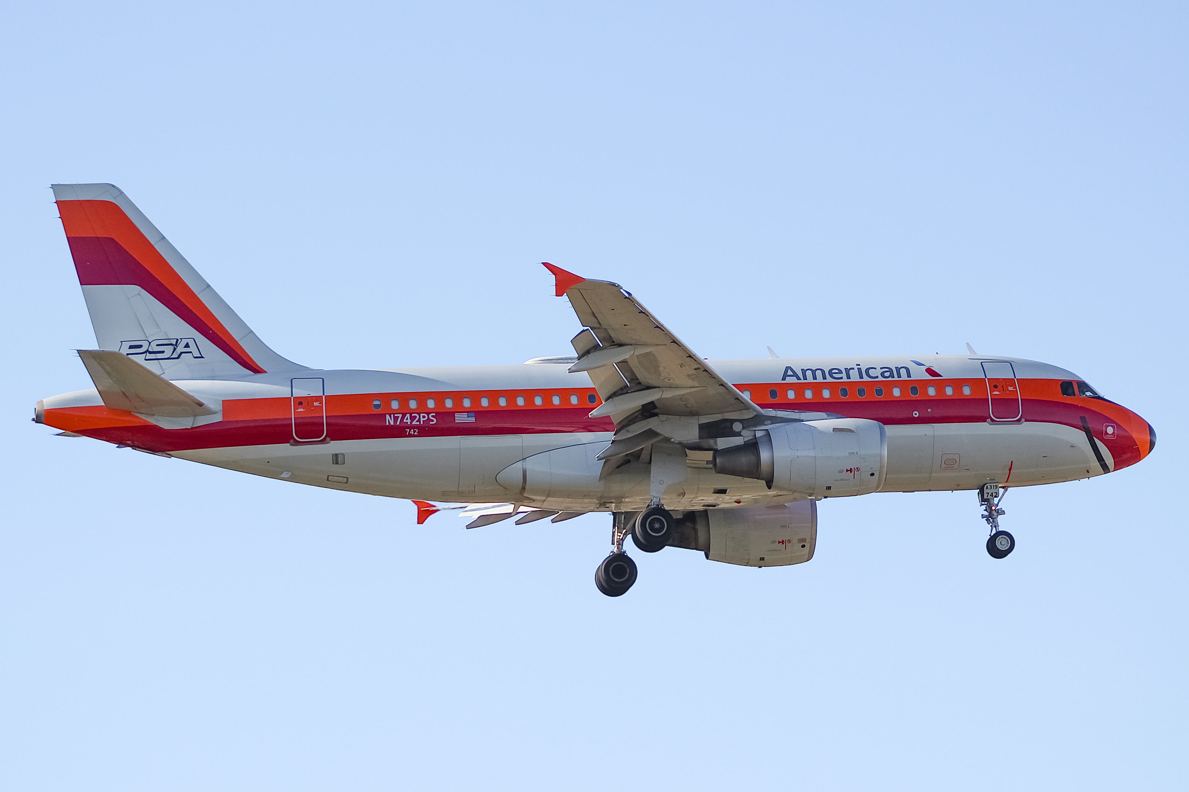 Full size: American Airlines Airbus A319 N742PS at General Mitchell International Airport