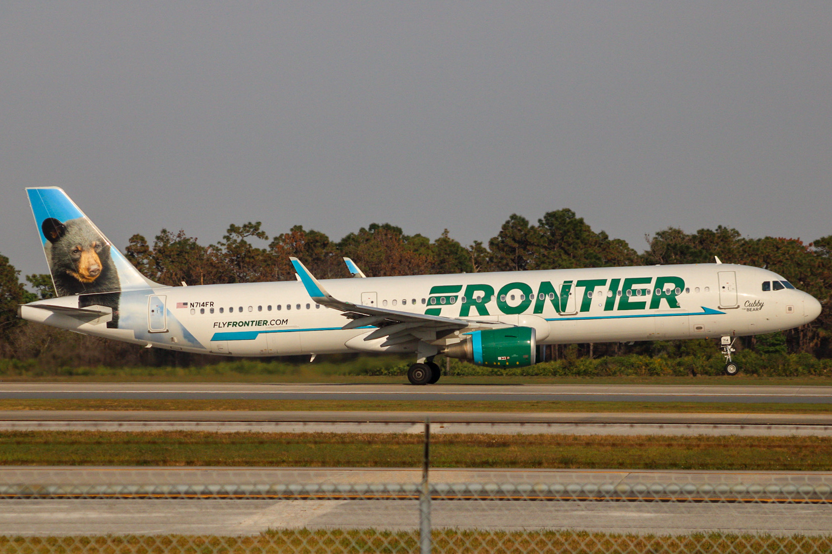 Full size: Frontier Airlines Airbus A321-200 N714FR at Orlando International Airport
