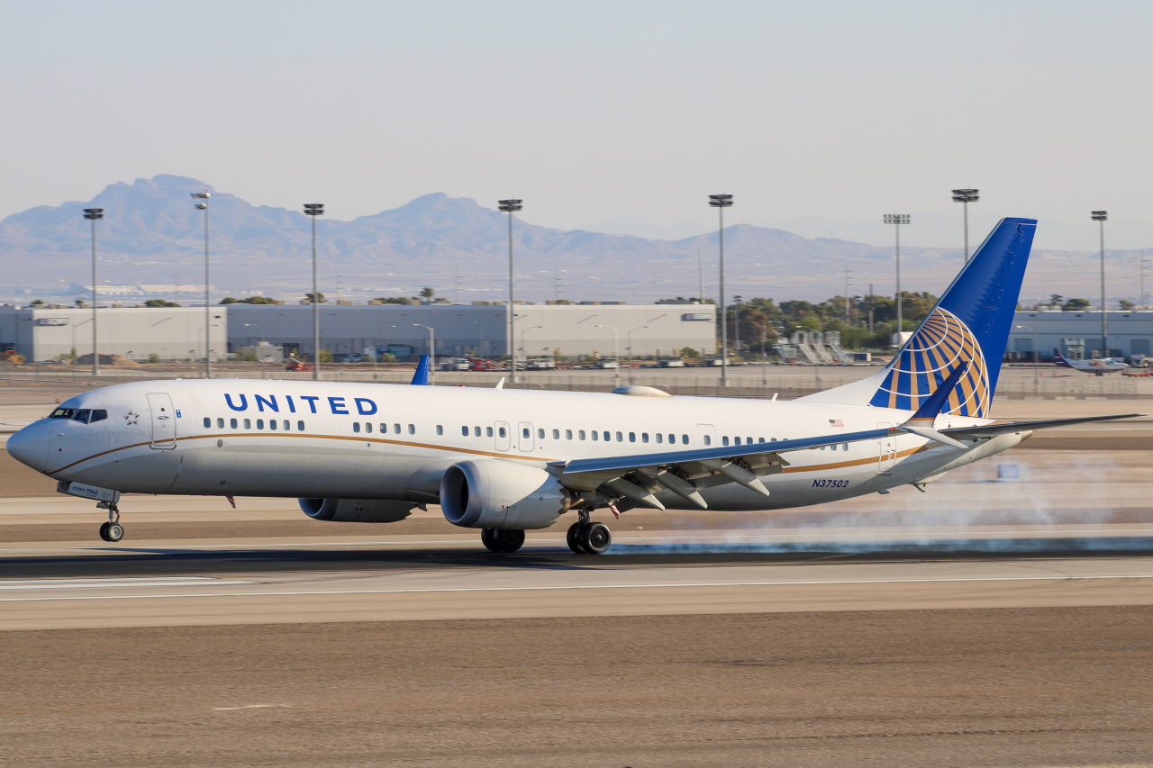 Full size: United Airlines Boeing 737 MAX 9 N37502 at Harry Reid International Airport
