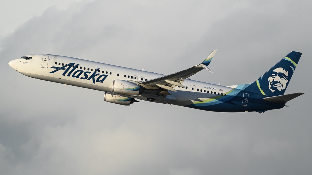 Full size: Alaska Airlines Boeing 737-900ER N260AK at Los Angeles International Airport