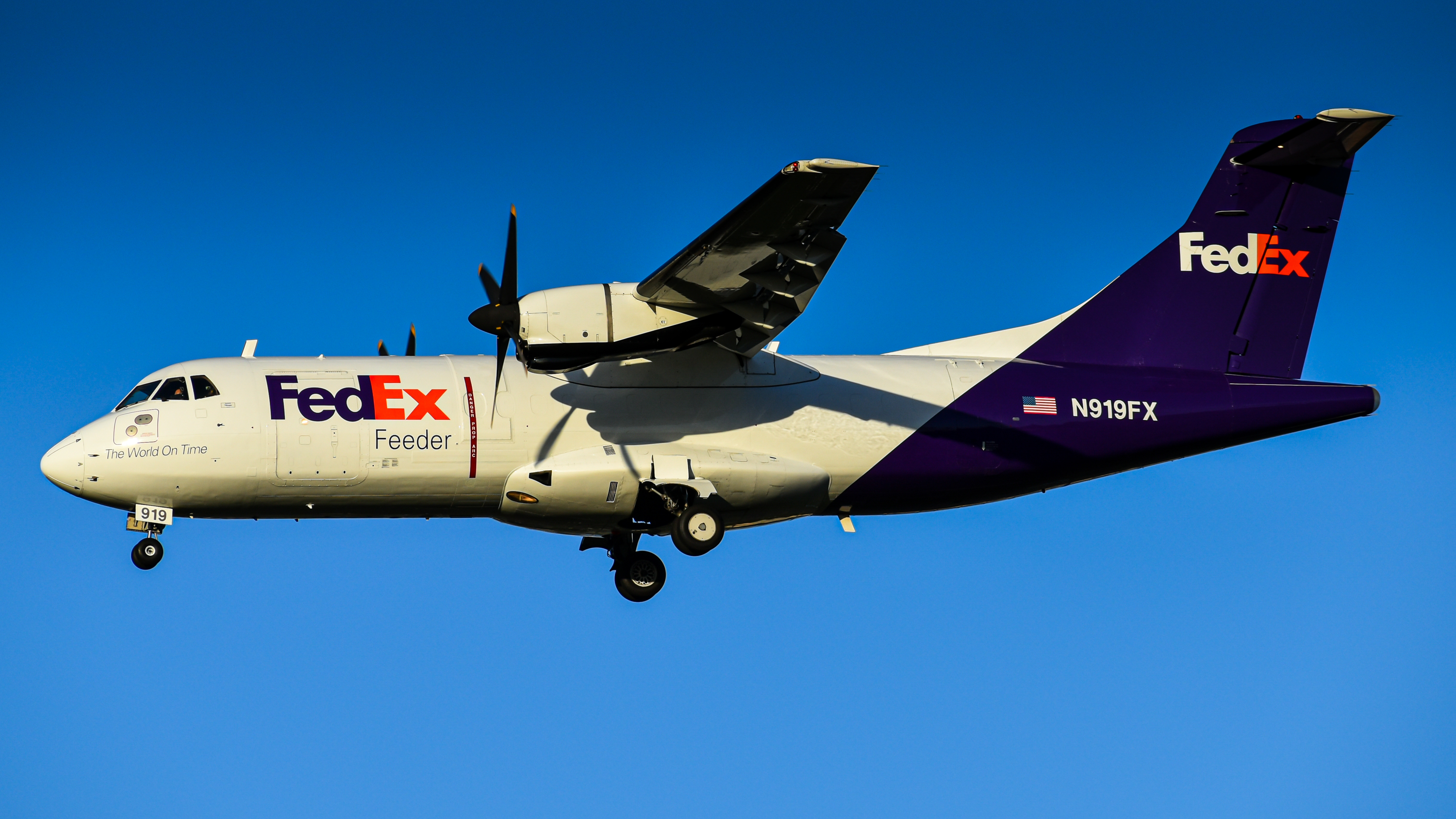 Full size: FedEx ATR 42-200 N919FX at Portland International Airport