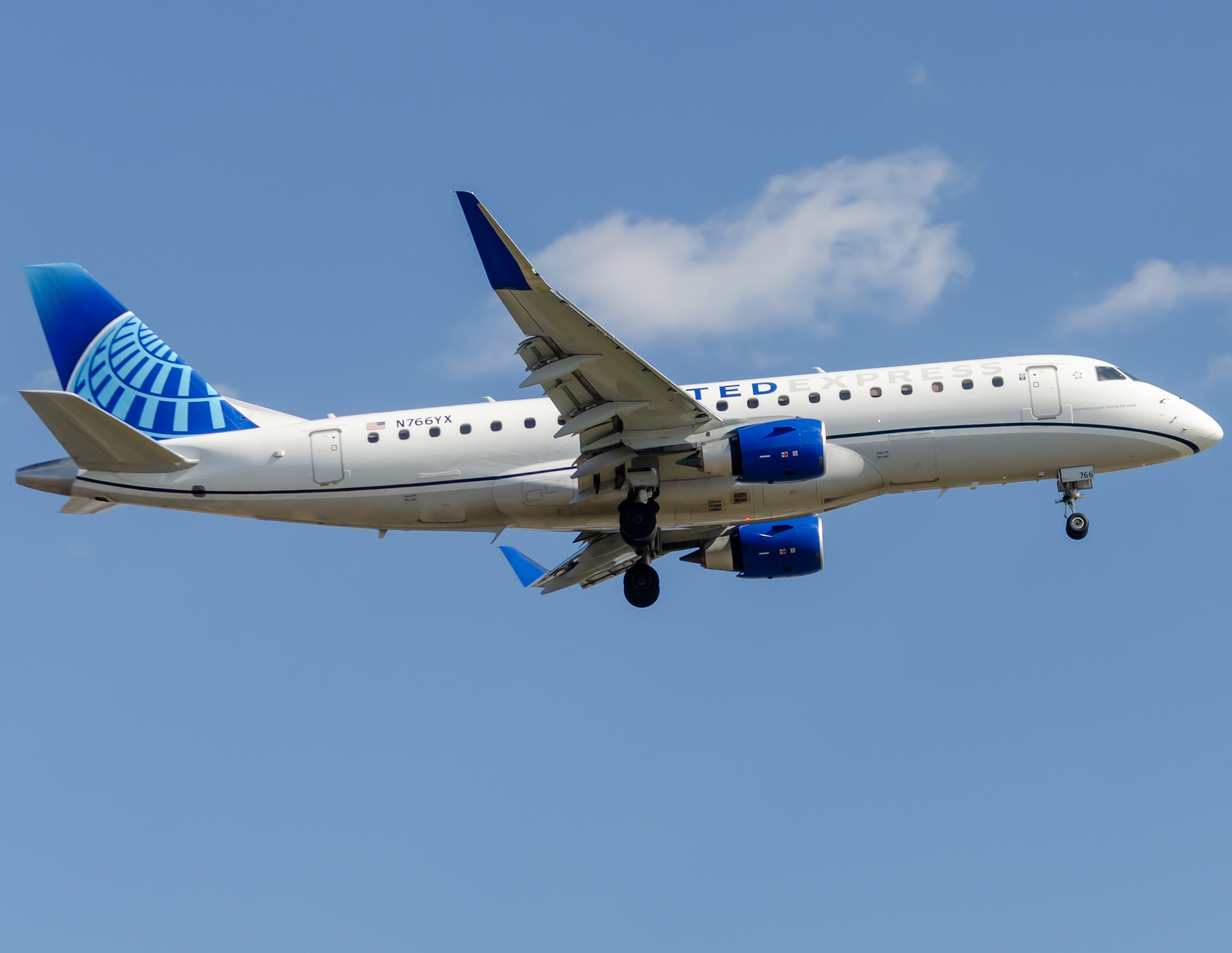 Full size: United Express Embraer E175 N766YX at Newark Liberty International Airport
