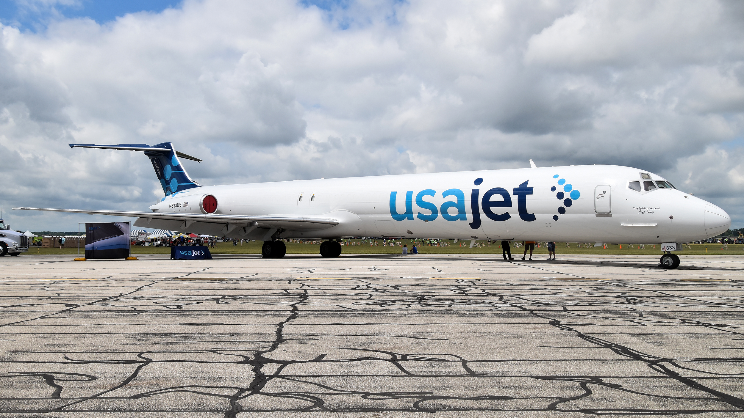 Full size: USA Jet Airlines McDonnell Douglas MD-88 N833US at Willow Run Airport