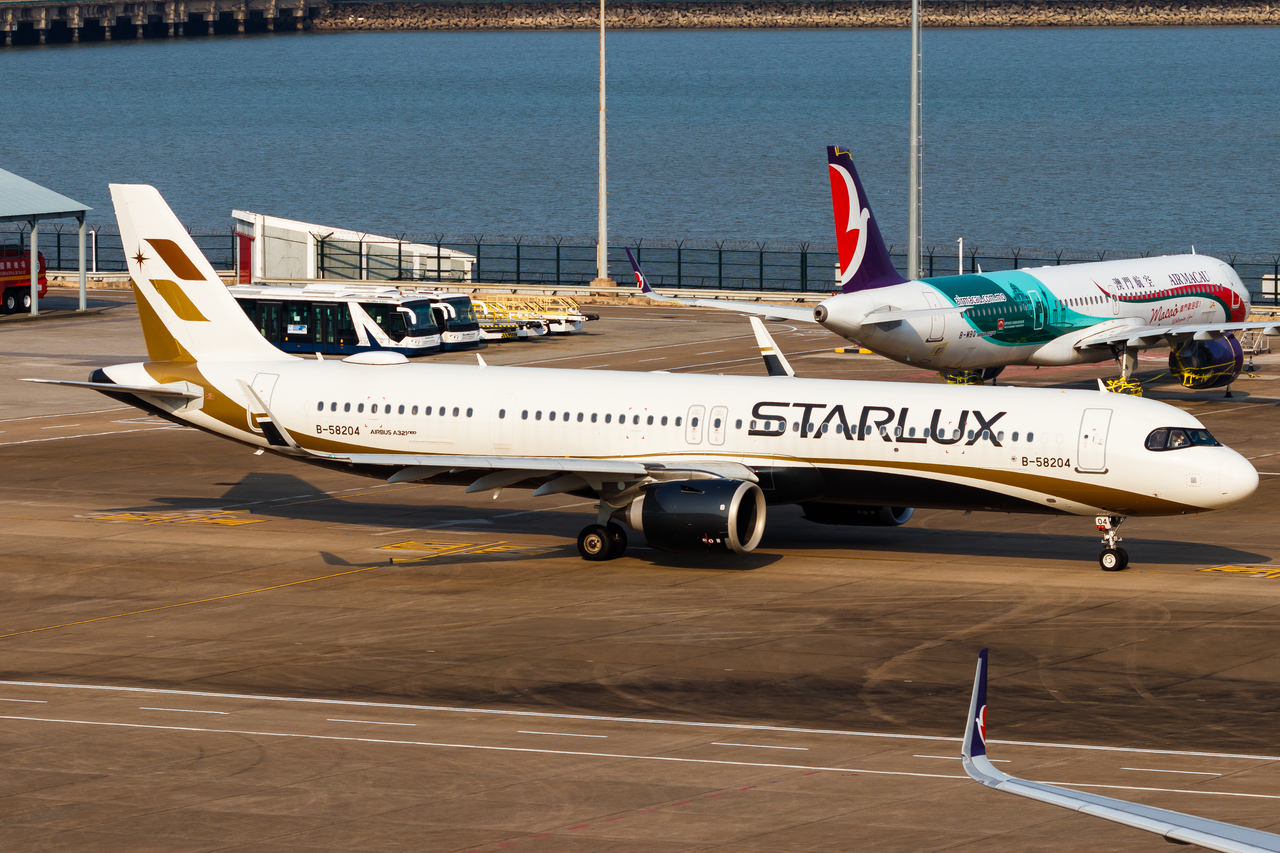 Full size: Starlux Airlines Airbus A321NEO B-58204 at Macau International Airport