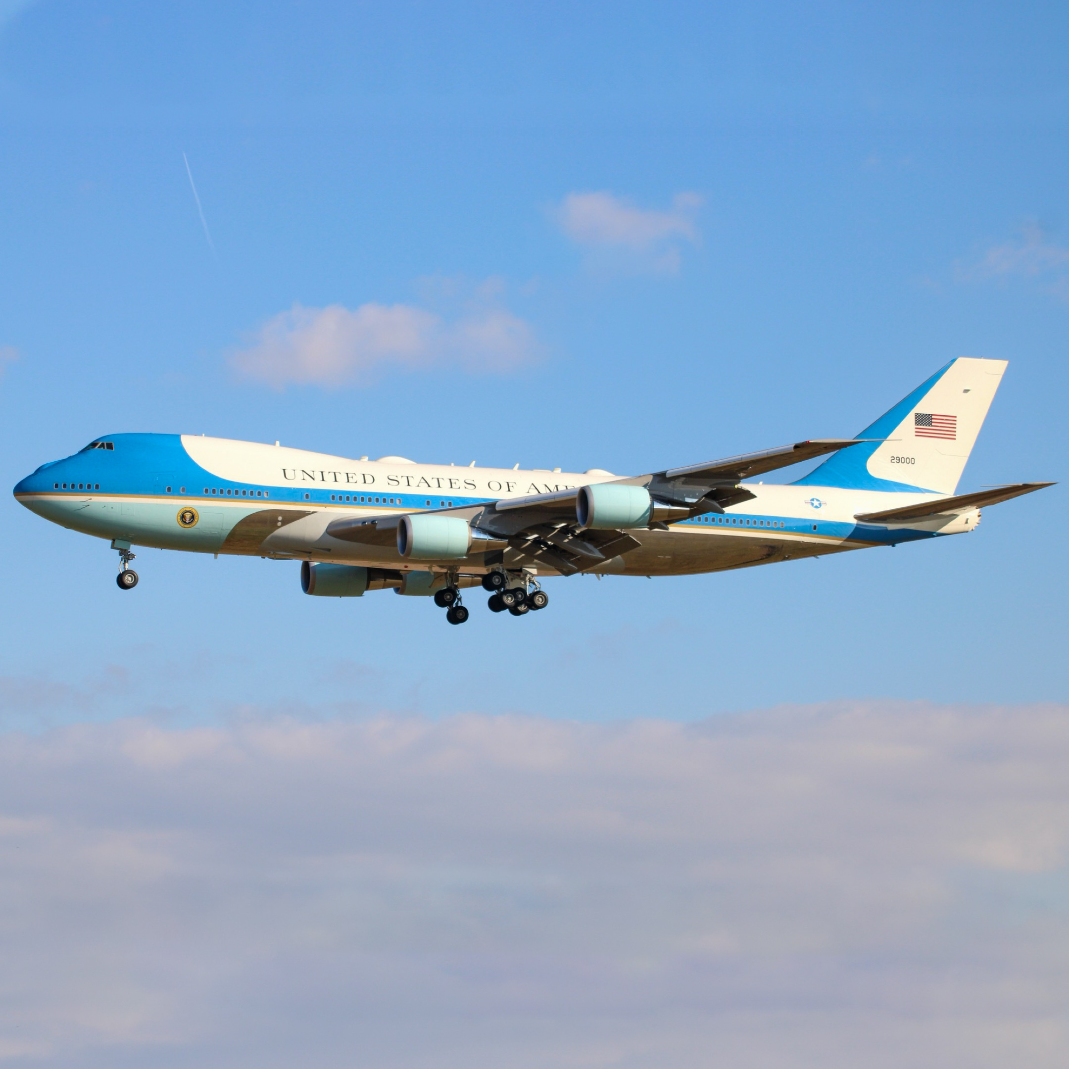 Full size: USAF - United States Air Force Boeing VC-25A 92-9000 at Dover Air Force Base