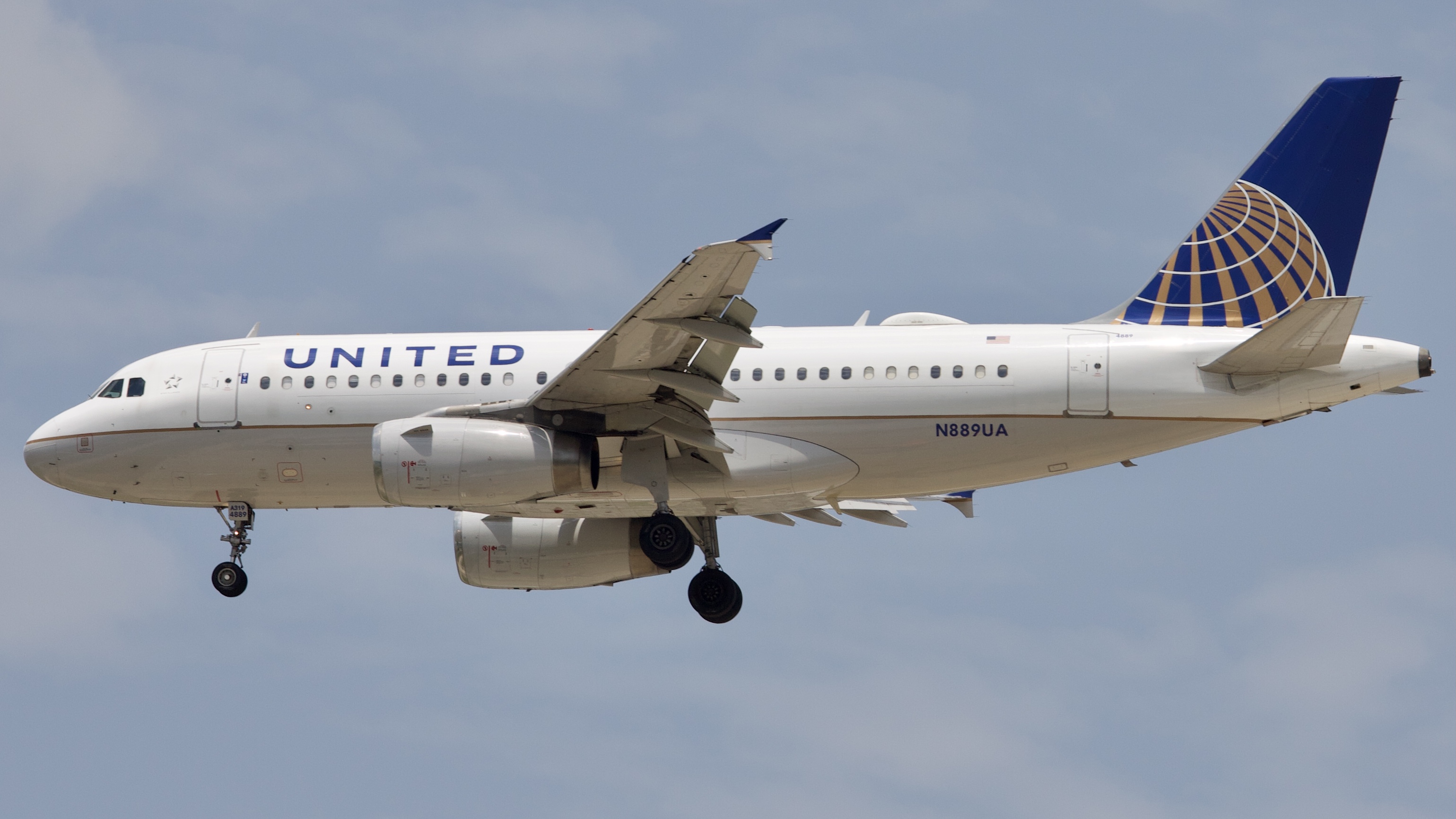 Full size: United Airlines Airbus A319 N889UA at Houston-George Bush Intercontinental Airport