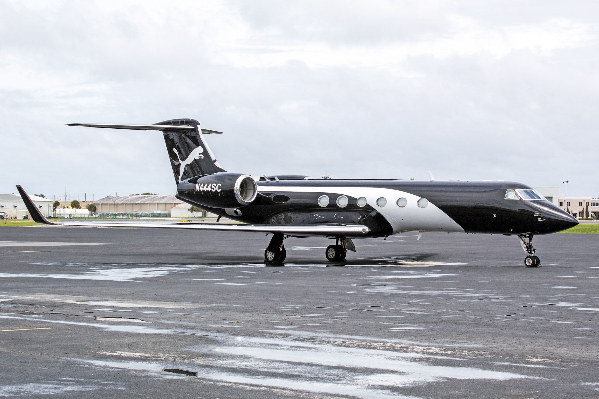 Full size: PRIVATE Gulfstream IV N444SC at Orlando International Airport