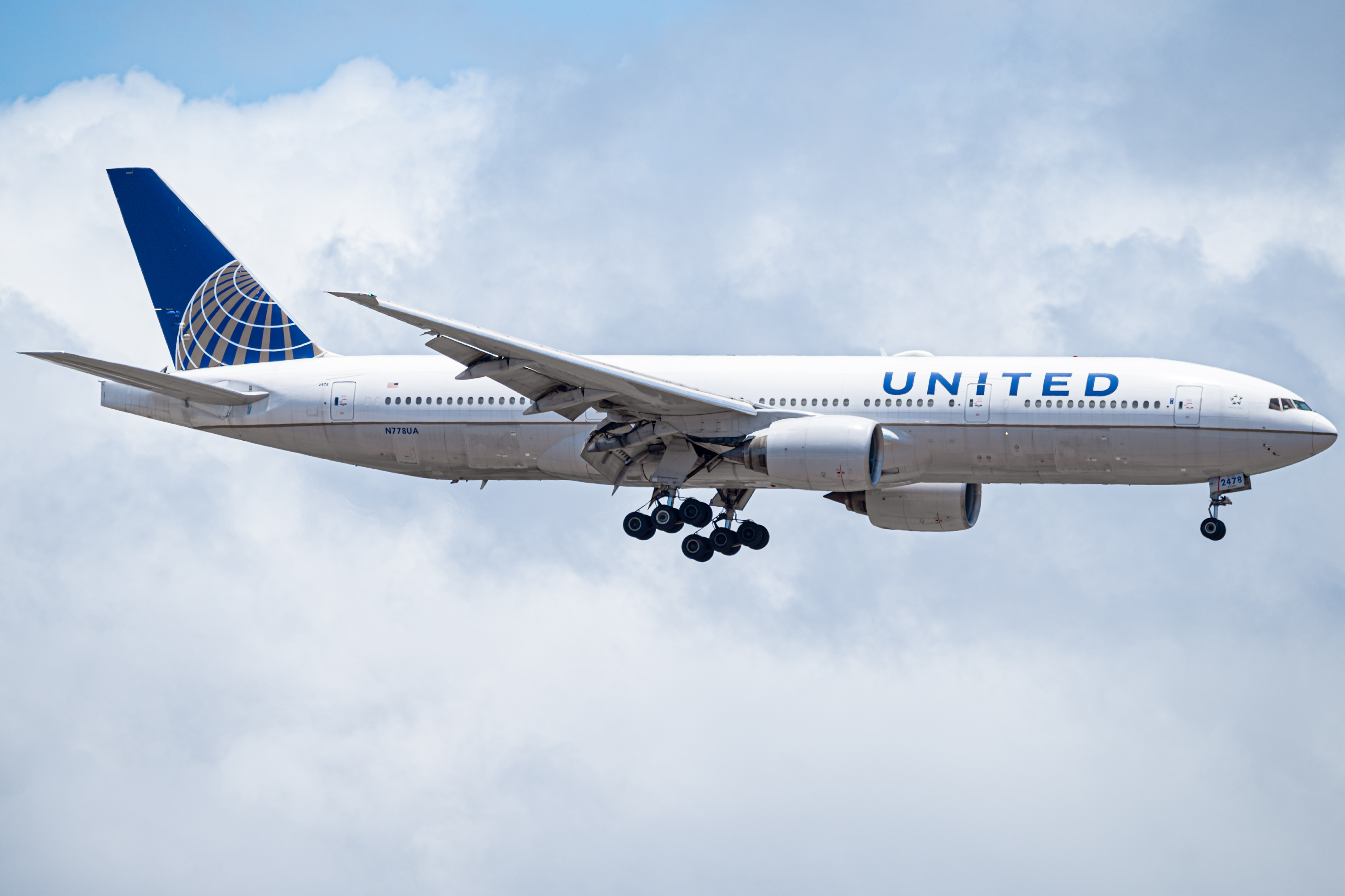 Full size: United Airlines Boeing 777-200 N778UA at Daniel K Inouye International Airport