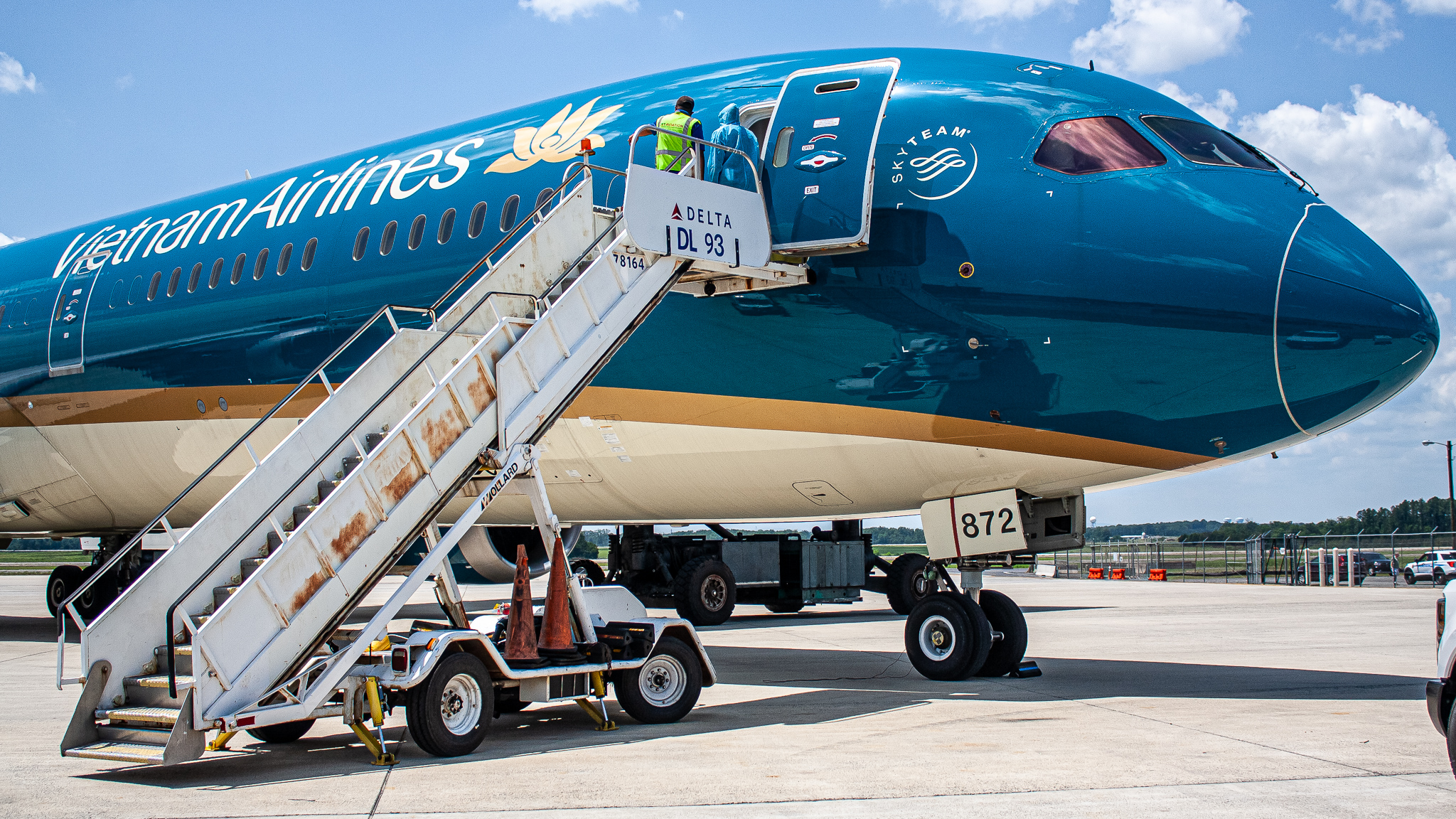 Full size: Vietnam Airlines Boeing 787-10 VN-A872 at Washington Dulles International Airport