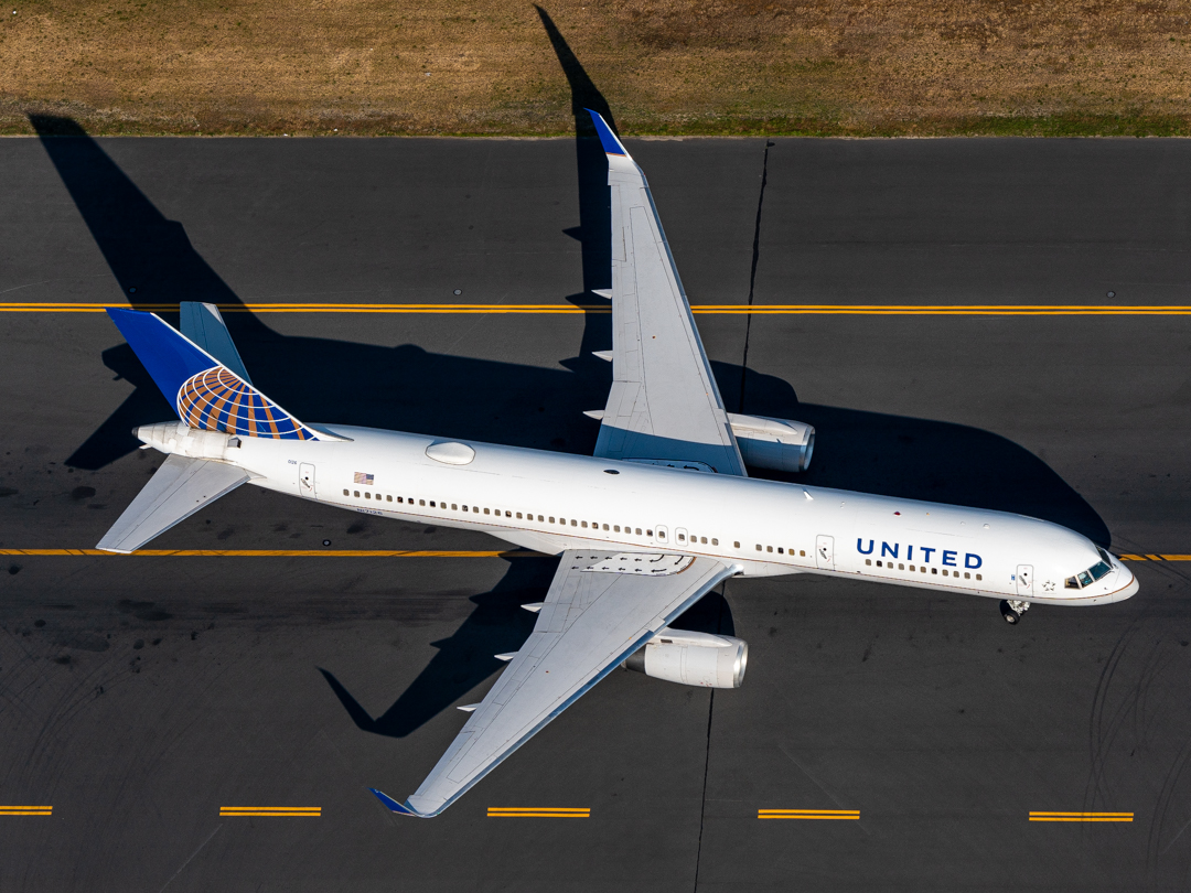 Full size: United Airlines Boeing 757-200 N17126 at General Edward Lawrence Logan International Airport