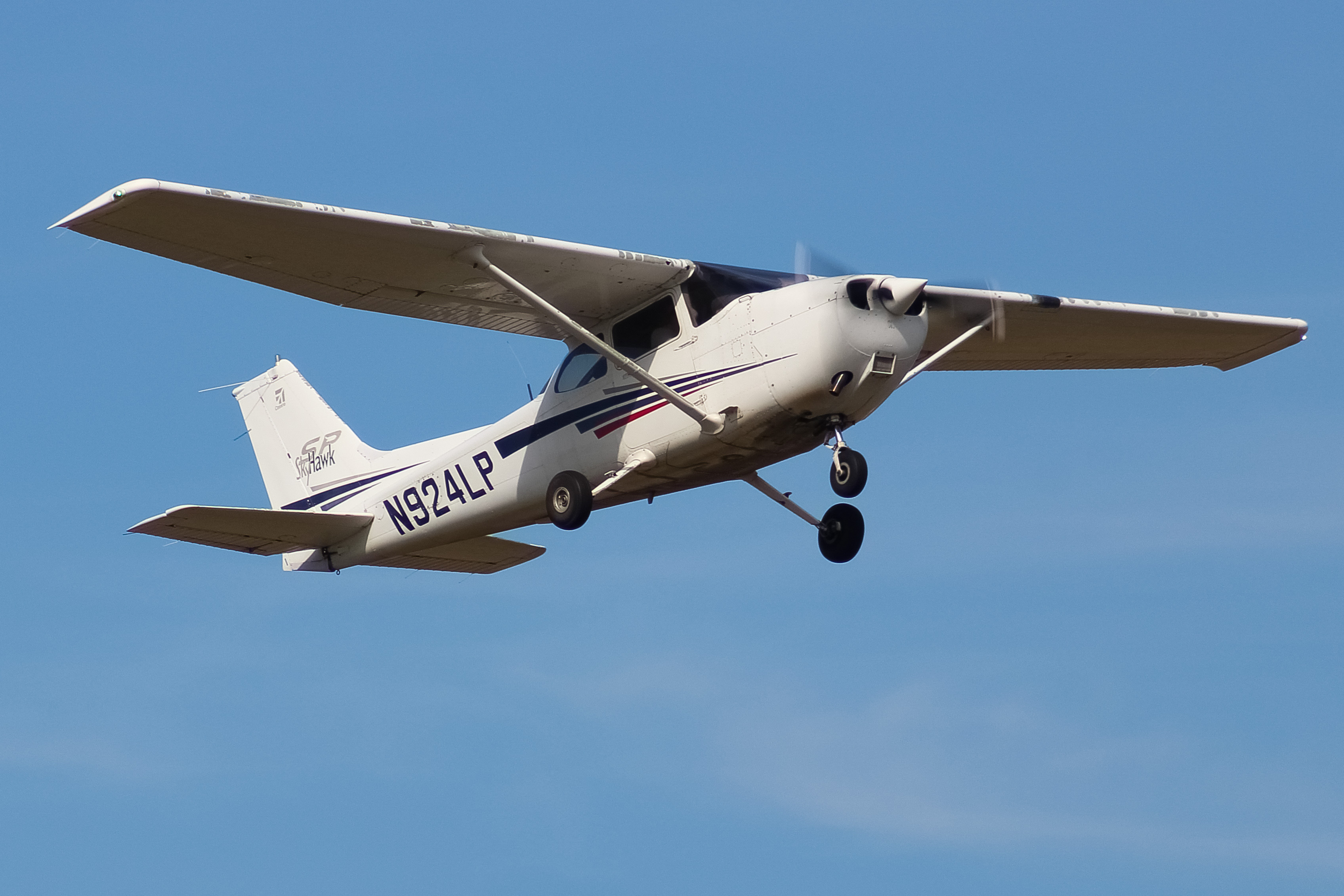 Full size: PRIVATE  Cessna 172 N924LP at Clermont County Airport