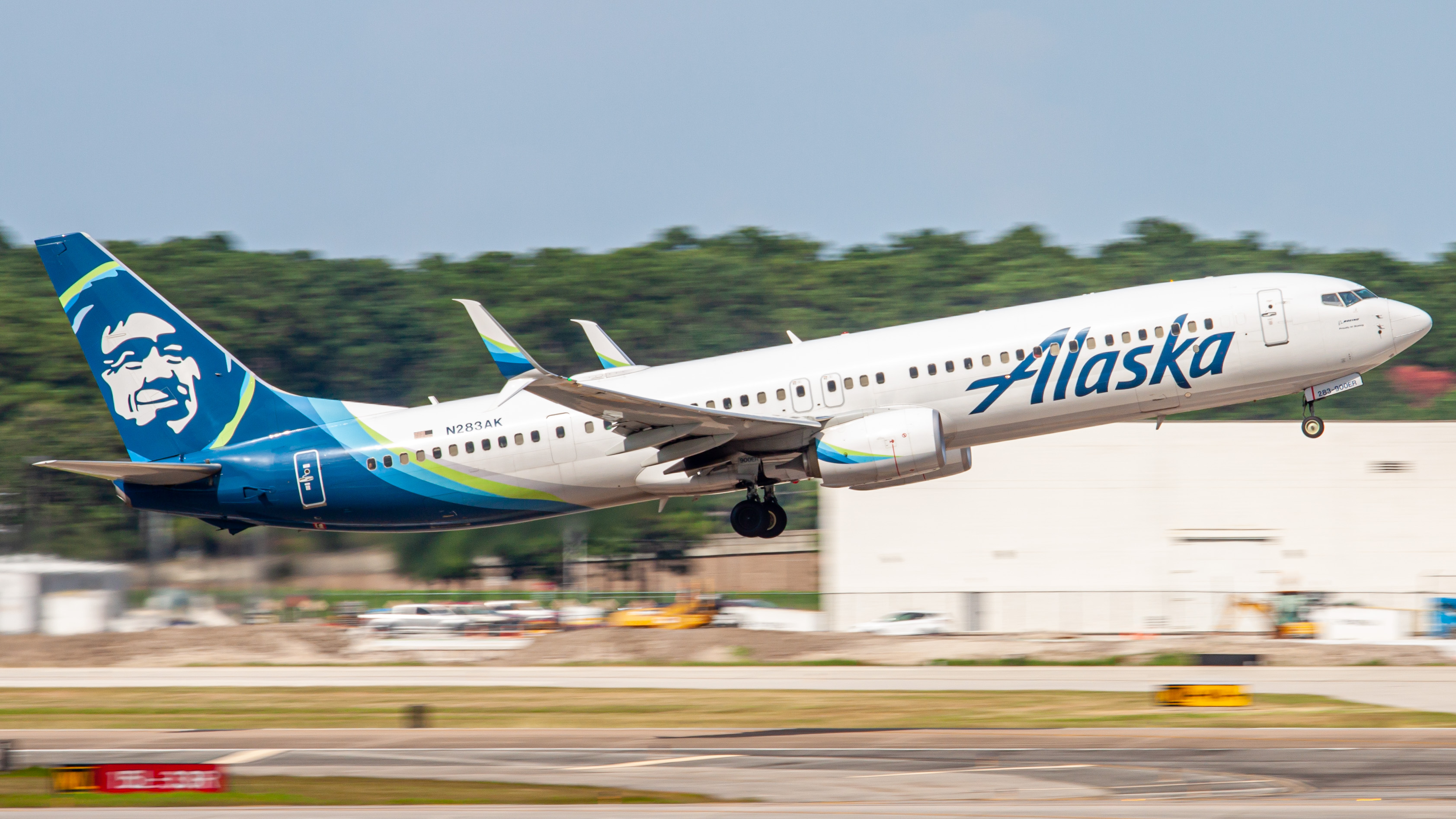 Full size: Alaska Airlines Boeing 737-900ER N283AK at Houston-George Bush Intercontinental Airport