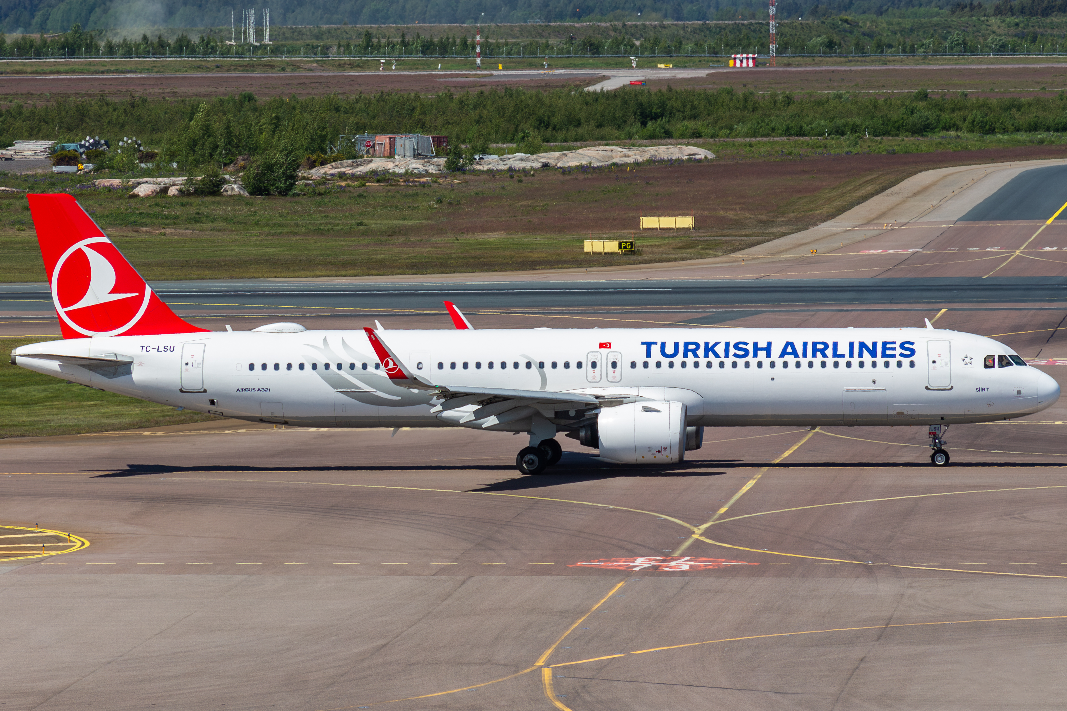 Full size: Turkish Airlines Airbus A321NEO TC-LSU at Helsinki Vantaa Airport