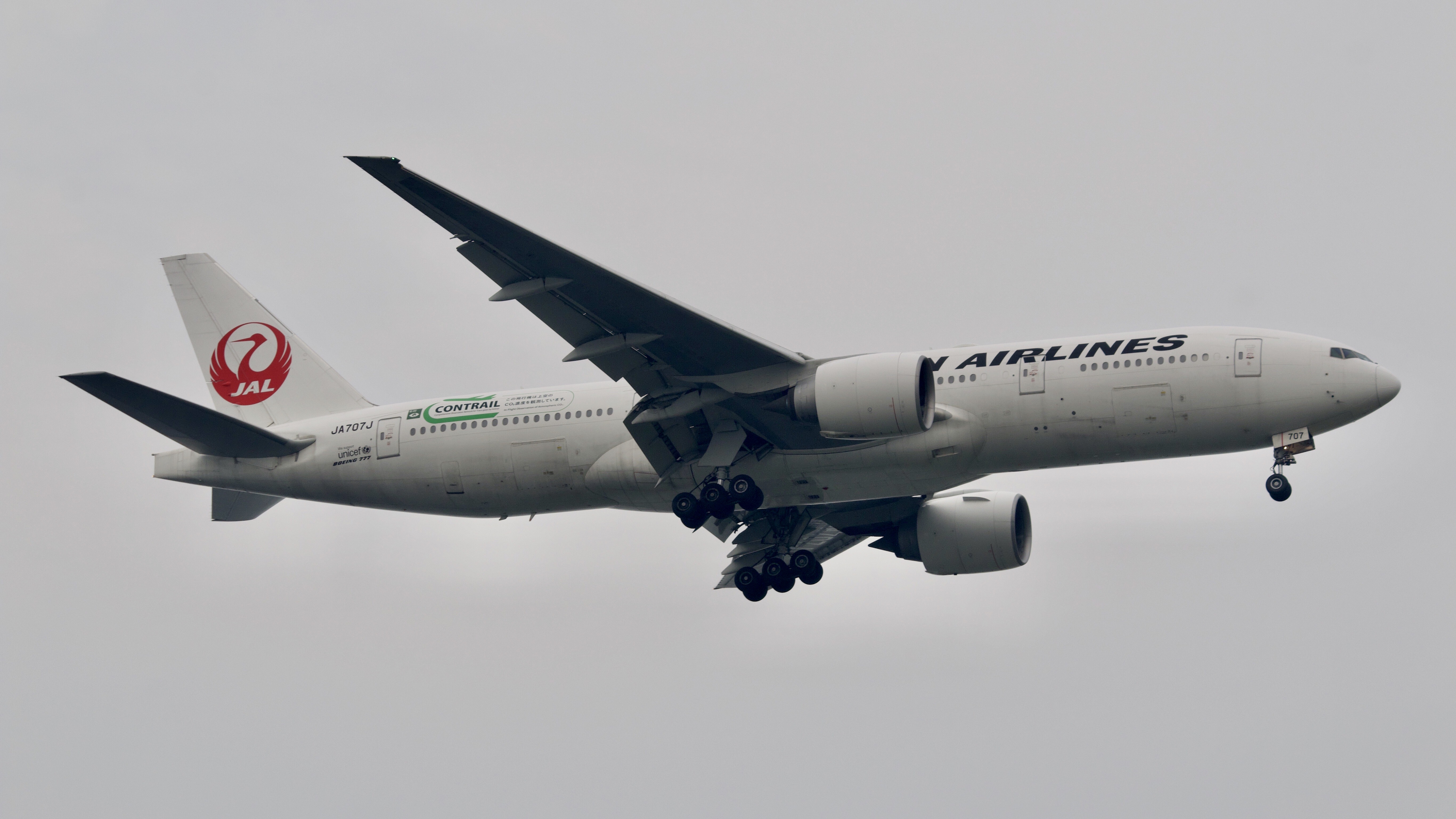 Full size: Japan Airlines Boeing 777-200ER JA707J at Singapore-Changi Airport