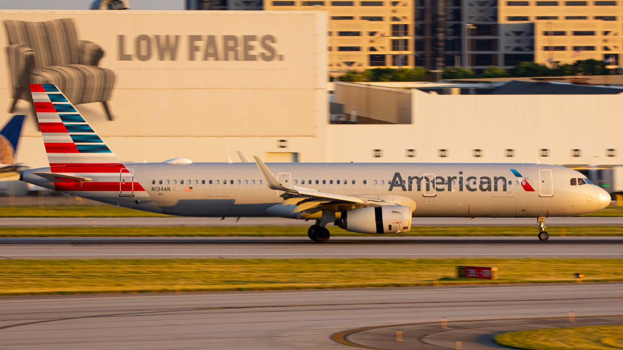 Full size: American Airlines Airbus A321-200 N134AN at John Glenn Columbus International Airport