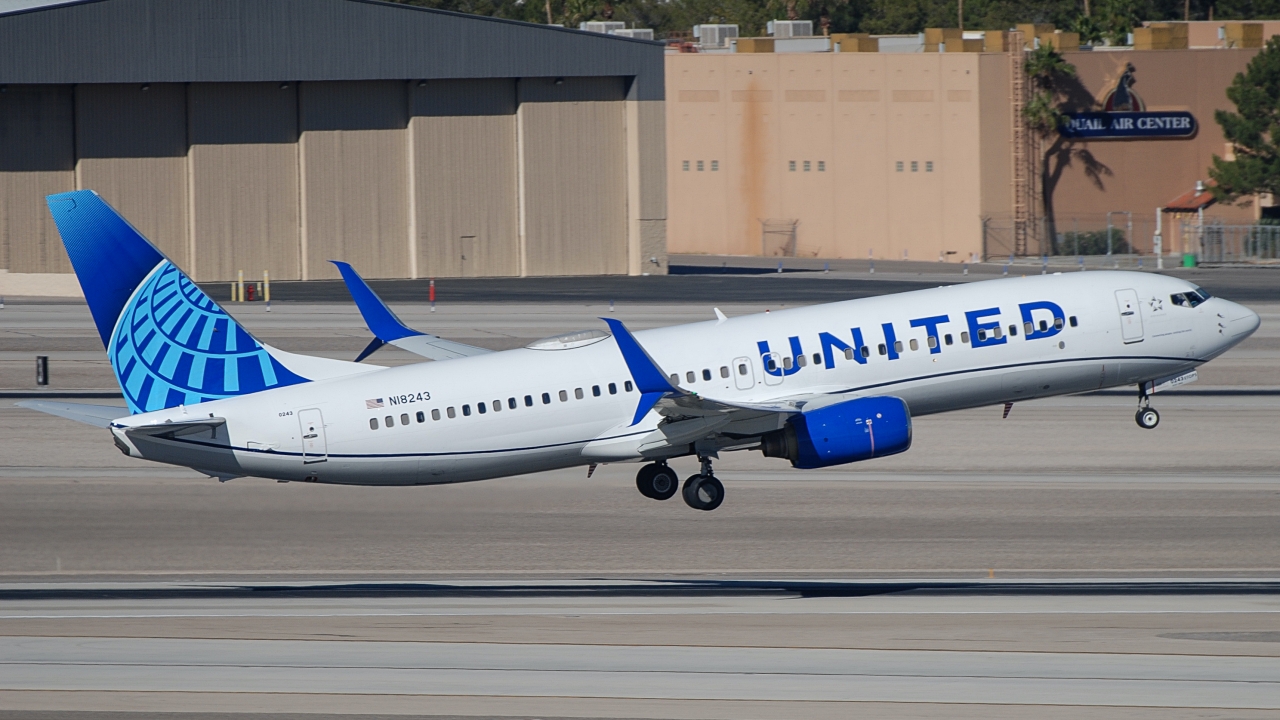 Full size: United Airlines Boeing 737-800 N18243 at Harry Reid International Airport