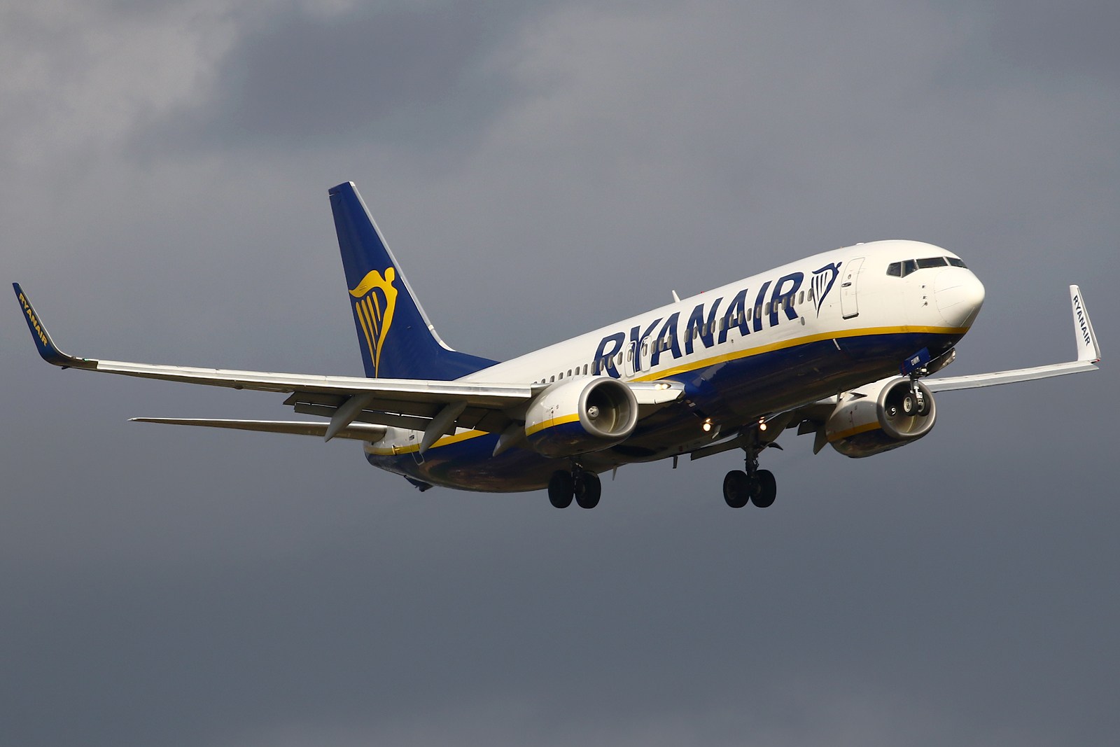 Full size: Ryanair Boeing 737-800 EI-DWM at Eindhoven Airport