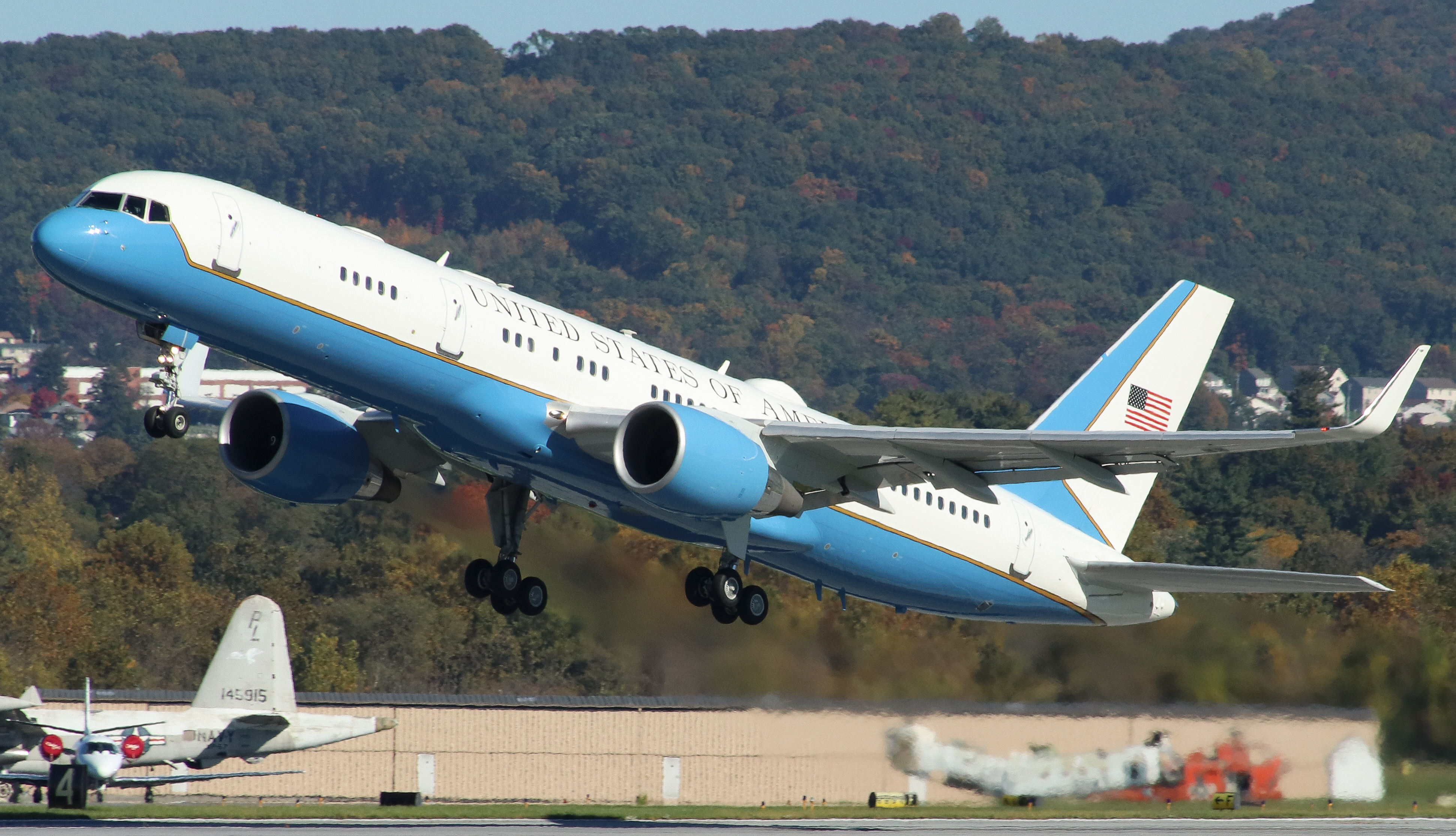 Full size: USAF - United States Air Force Boeing VC-32 98-0001 at Reading Regional Airport/Carl A Spaatz Field